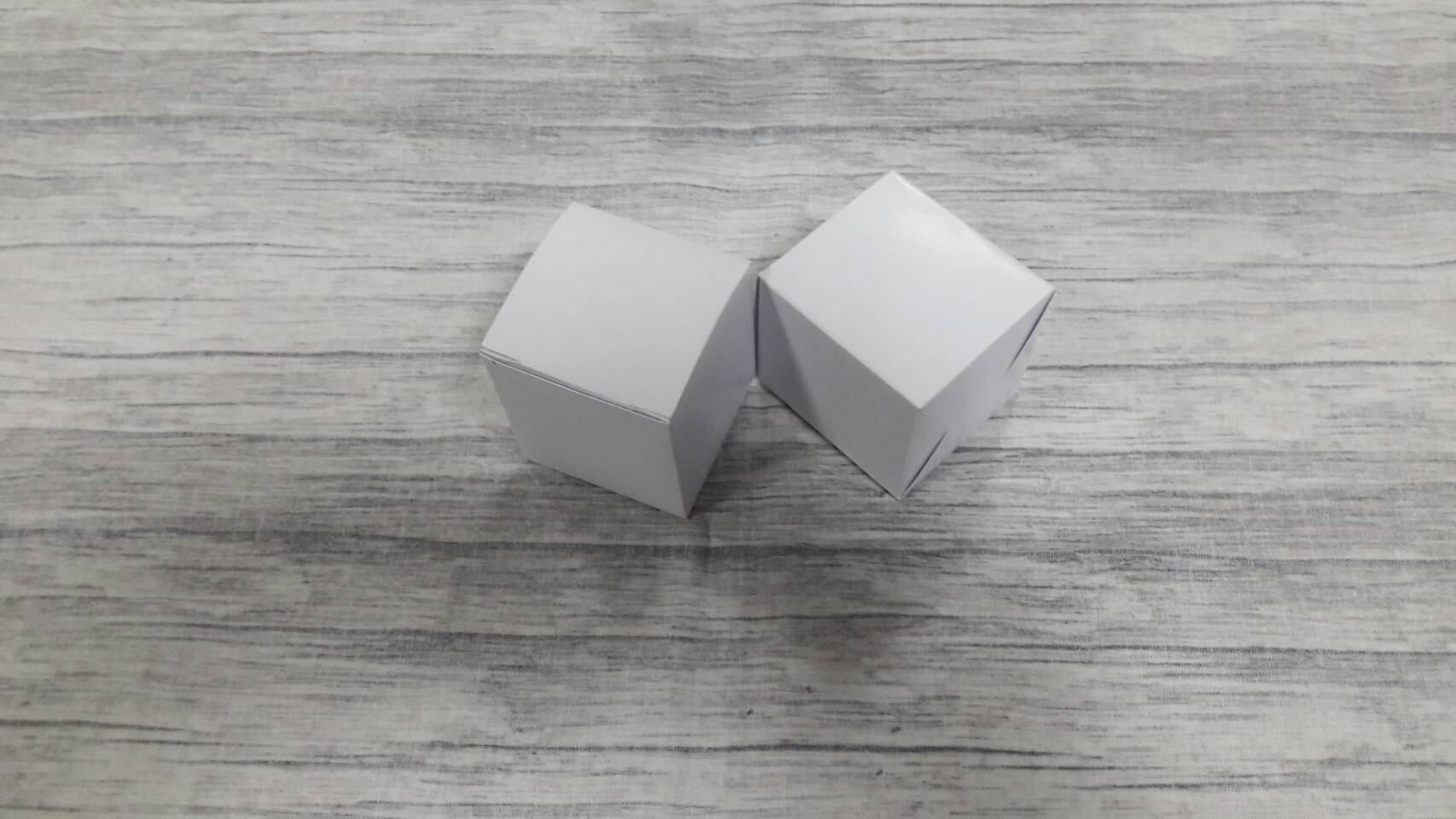 กล่องเอนกประสงค์ แบบทรงฝาปิดเปิด ท้ายก้นขัด กล่องของขวัญ กล่องเครื่องสำอางค์ สีขาว ขนาด 5x5x5.5 ซม. ราคา 175 บาทต่อแพ็ค(50 ใบ) กระดาษหนา 230 แกรม