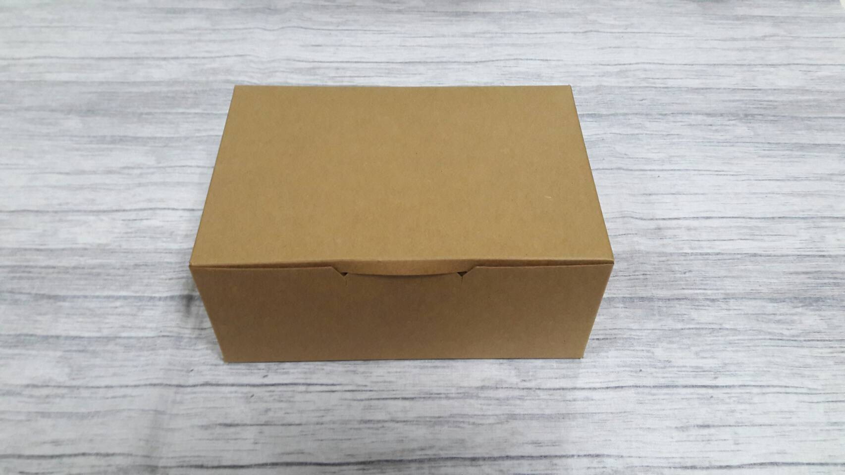 กล่องไม่มีหน้าต่าง (ฝาทึบ) กล่องเค้ก กล่องคัพเค้ก กล่องขนม กล่องชิฟฟ่อน กล่องช้อคโกแล็ต กล่องคุ๊กกี้ ขนาด 12.0x17.5x7.5 ซม.สีคราฟท์น้ำตาลเข้ม ราคา 160 ต่อแพ็ค(20ใบ)