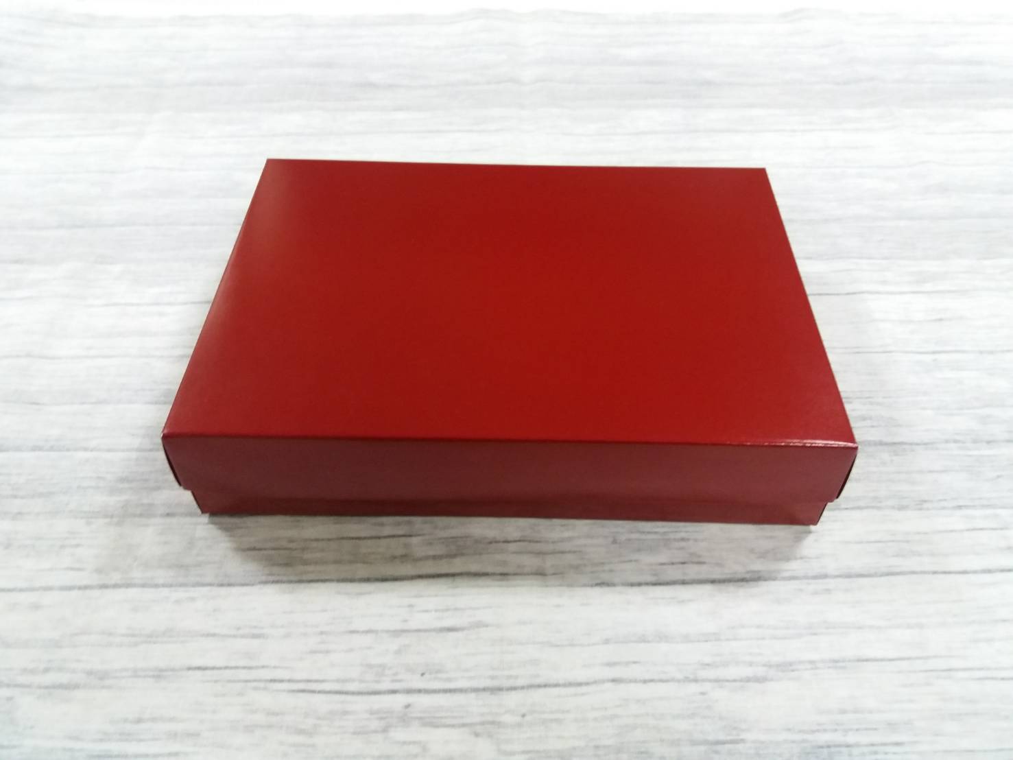 กล่องของขวัญ กล่องฝาครอบ กล่องอเนกประสงค์ กล่องของที่ระลึก ขนาด 16.2x22.5x4.5 ซม.สีแดงเข้ม เคลือบอาบเงา (แบบฝาทึบ) ราคา 410 บาทต่อแพ็ค (20 ใบ)