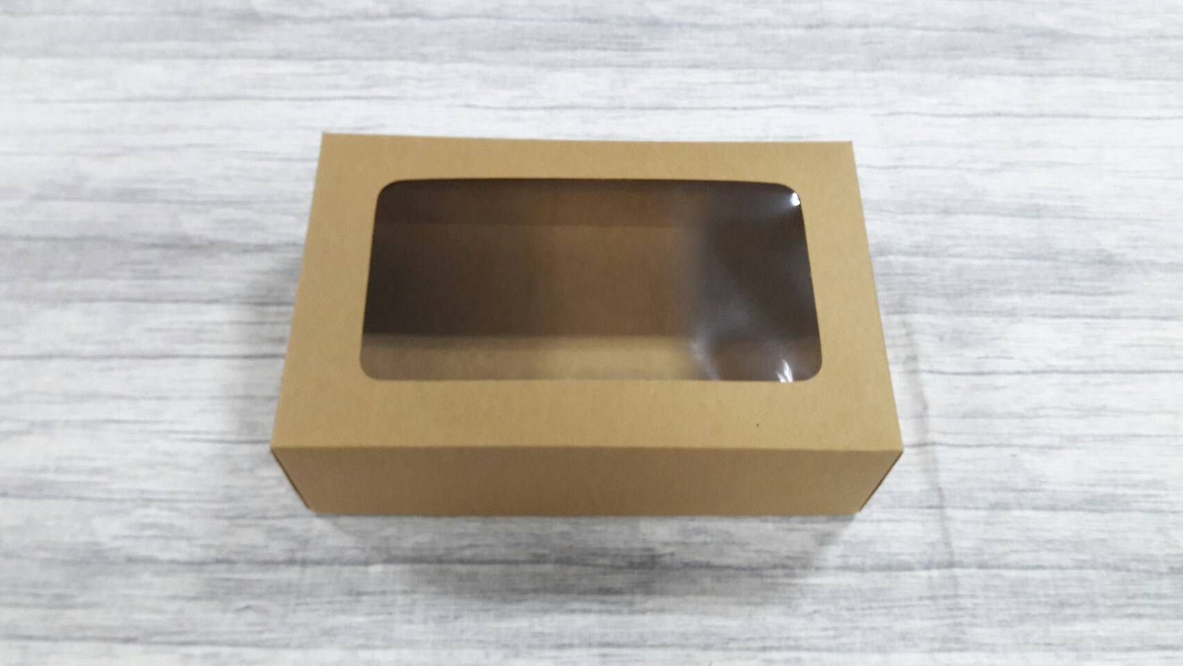 กล่องขนม กล่องอเนกประสงค์ กล่องชิฟฟ่อน กล่องใส่ของที่ระลึก (ฝากล่องปะกาวขึ้นรูป) ขนาด 14.0x22.0xสูง 6.5 ซม.สีคราฟท์น้ำตาล ราคาแพ็คละ 285 บาท (20ใบ)