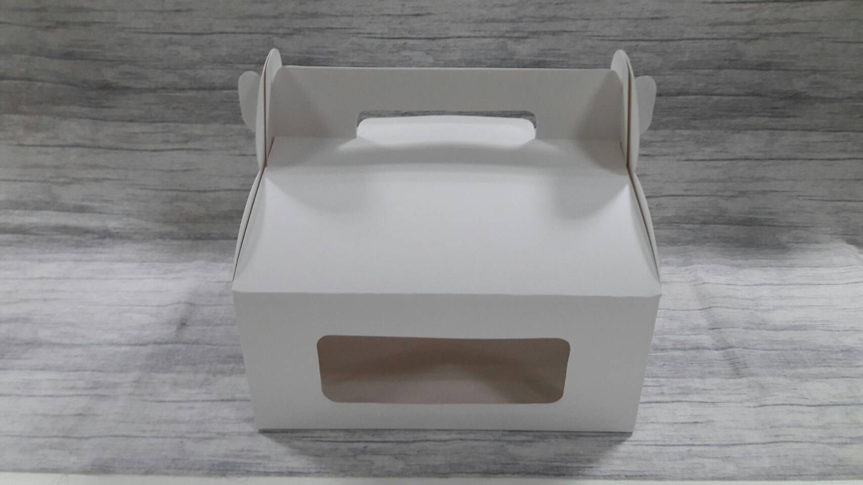 กล่องหูหิ้ว กล่องเค้ก 2-3 ปอนด์ กล่องเค้กทรงสูง กล่องเค้ก กล่องขนม กล่องอเนกประสงค์ สีขาว ขนาด 22 x 26 x สูง 12.0 ซม.(หน้าต่างพลาสติก) ราคา 650 บาทต่อแพ็ค(20ใบ)