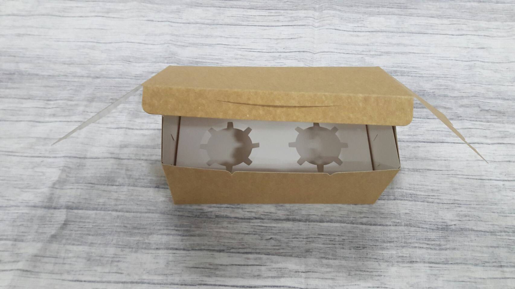 กล่องคัพเค้ก 2 ชิ้น แบบฝาทึบ (ไม่มีหน้าต่าง) ขนาด 9.5x18x7.8ซม.สีคราฟท์น้ำตาลอ่อน (CKB) พร้อมฐานรองคัพเค้กแบบ 2 ช่อง ราคา 210 บาทต่อแพ็ค (20 ใบ)