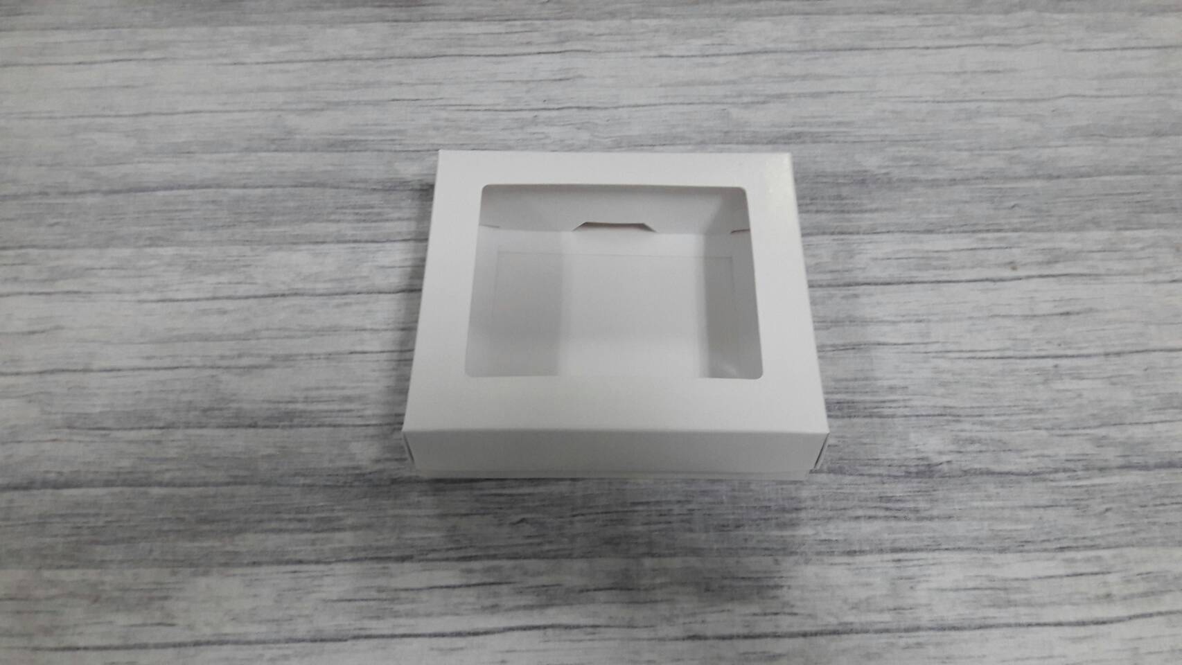 กล่องของขวัญ กล่องฝาครอบ กล่องของที่ระลึก กล่องอเนกประสงค์ กล่องของใช้ กล่องใส่ผ้าไหม ขนาด 13x14.5x4 ซม.(แบบมีหน้าต่างพลาสติก) สีขาว ราคา 295 บาทต่อแพ็ค (20 ใบ)