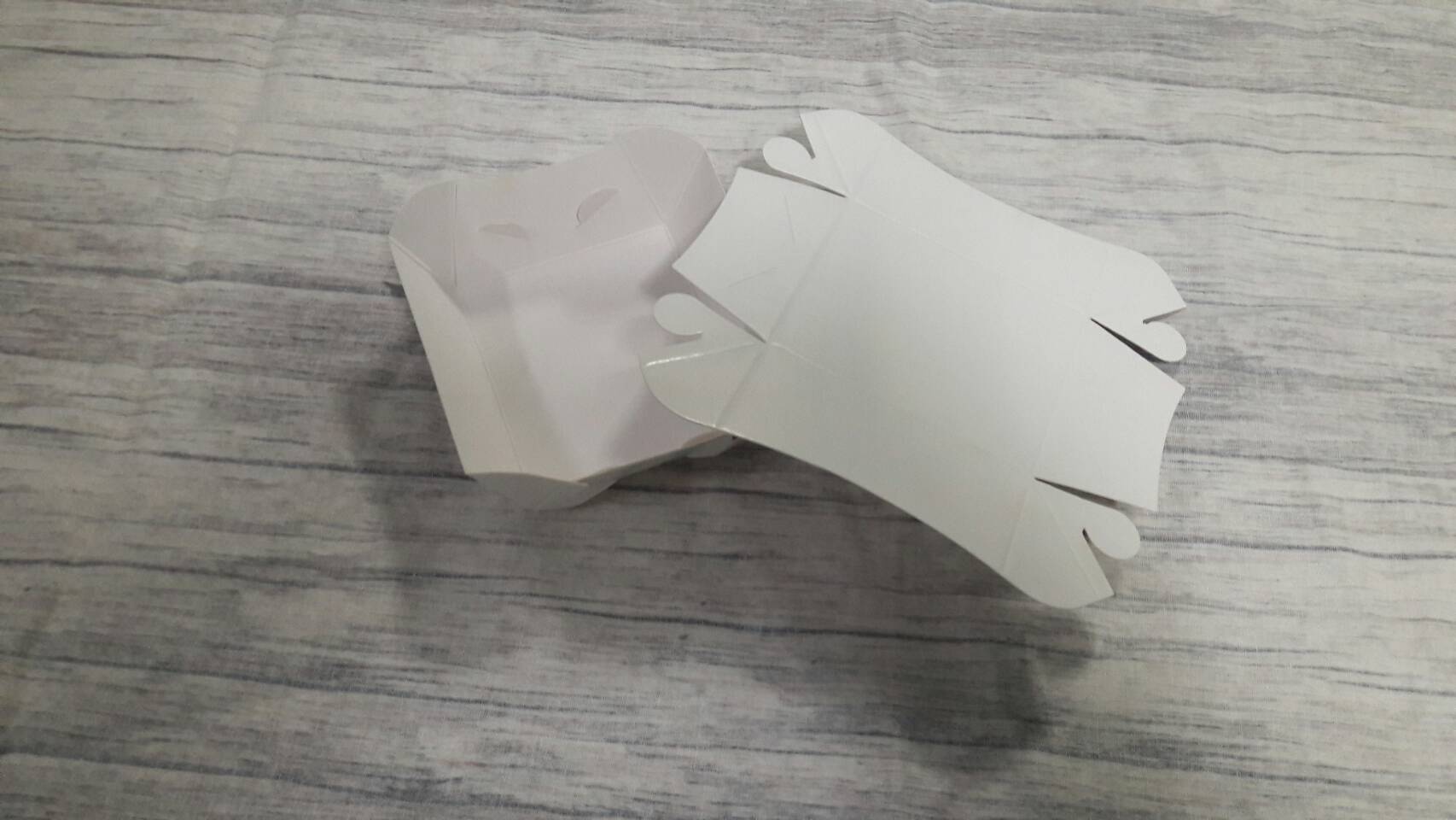 ถาดใส่ขนม ถาดขนมปัง ถาดชิม ถาดฟู้ดเกรด สีขาว ขนาด 7 x 8 x สูง 3.5 ซม.(กระดาษหนา 300 แกรม) ราคา 95 บาทต่อแพ็ค(100ชิ้น)