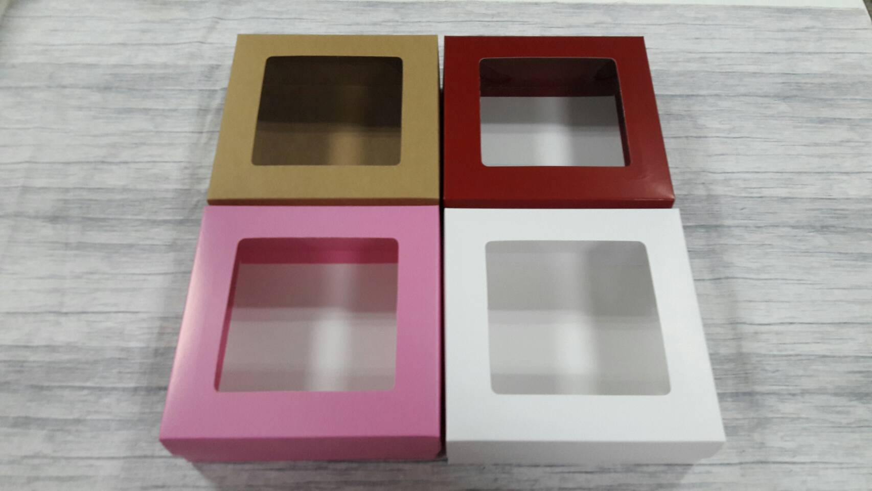 กล่องฝาครอบ กล่องของขวัญ กล่องเอนกประสงค์ กล่องแบบมีฝาครอบ ขนาด 17.5 x 17.5 x 6.0 ซม.(มีหน้าต่างพลาสติก) สีแดงเข้ม ราคา 470 บาท ต่อแพ็ค (20 ใบ)