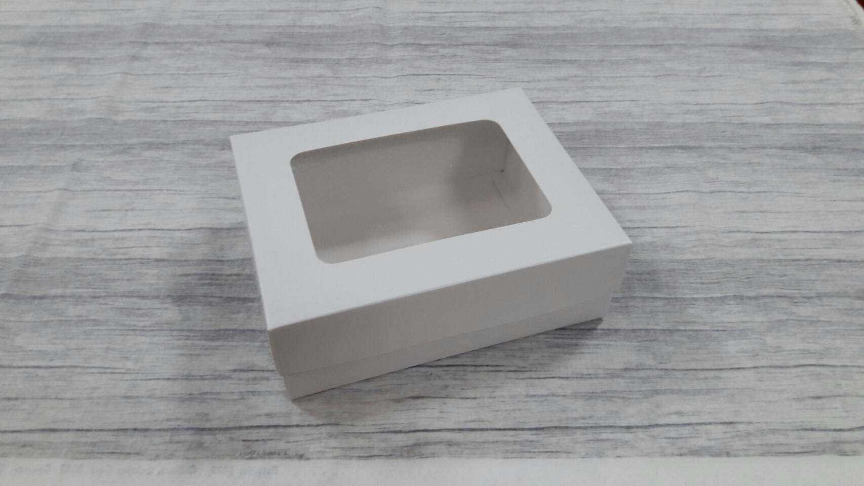 กล่องฝาครอบ กล่องของขวัญ กล่องอเนกประสงค์ ขนาด 15.2x19x6.3 ซม. สีขาว (แบบฝาหน้าต่างพลาสติก) ราคา 425 บาท ต่อแพ็ค (20 ใบ)