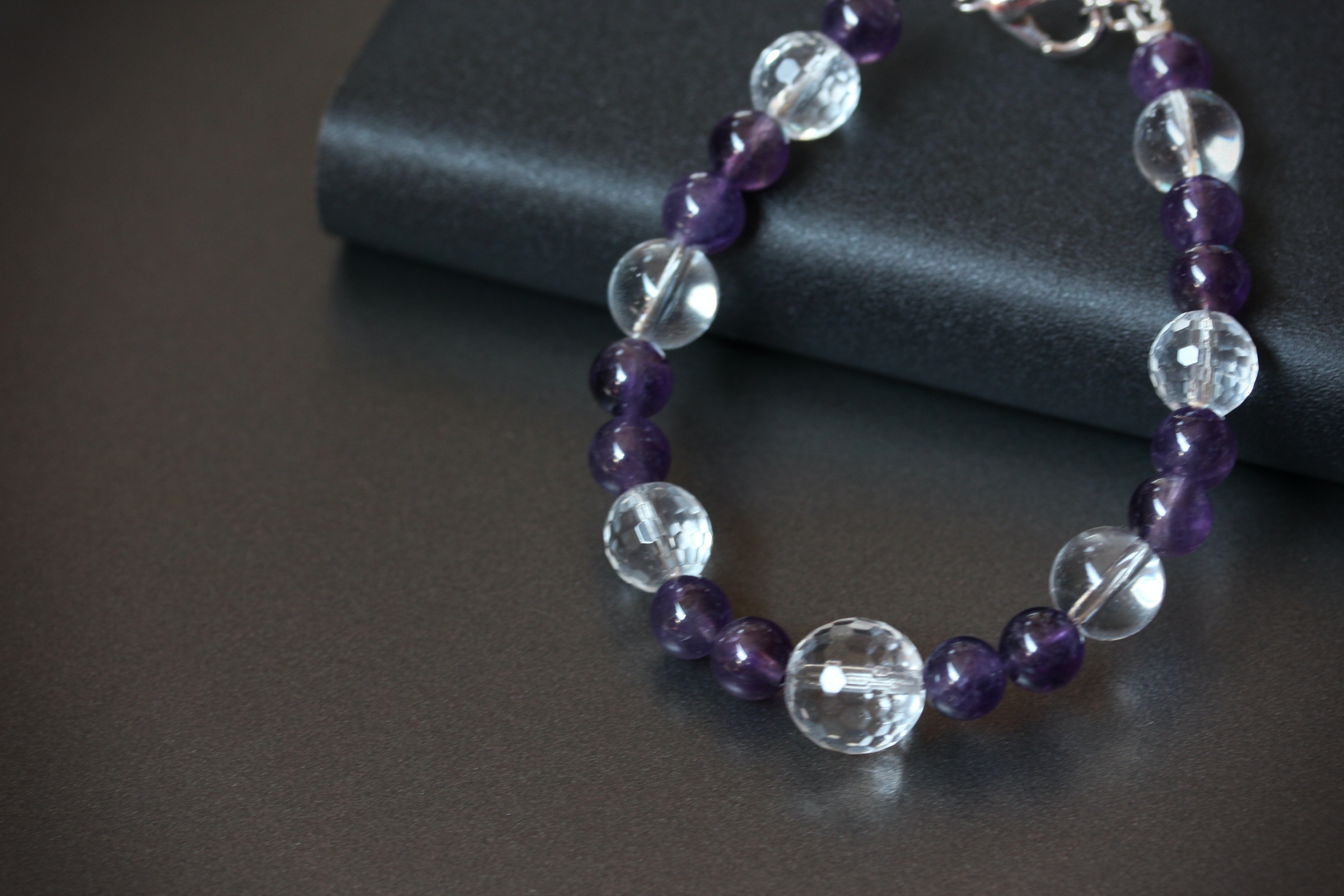 สร้อยข้อมือหินแท้ Clear Quartz +Amethyst Bracelet (ดึงดูดเงิน และโชคลาภ)
