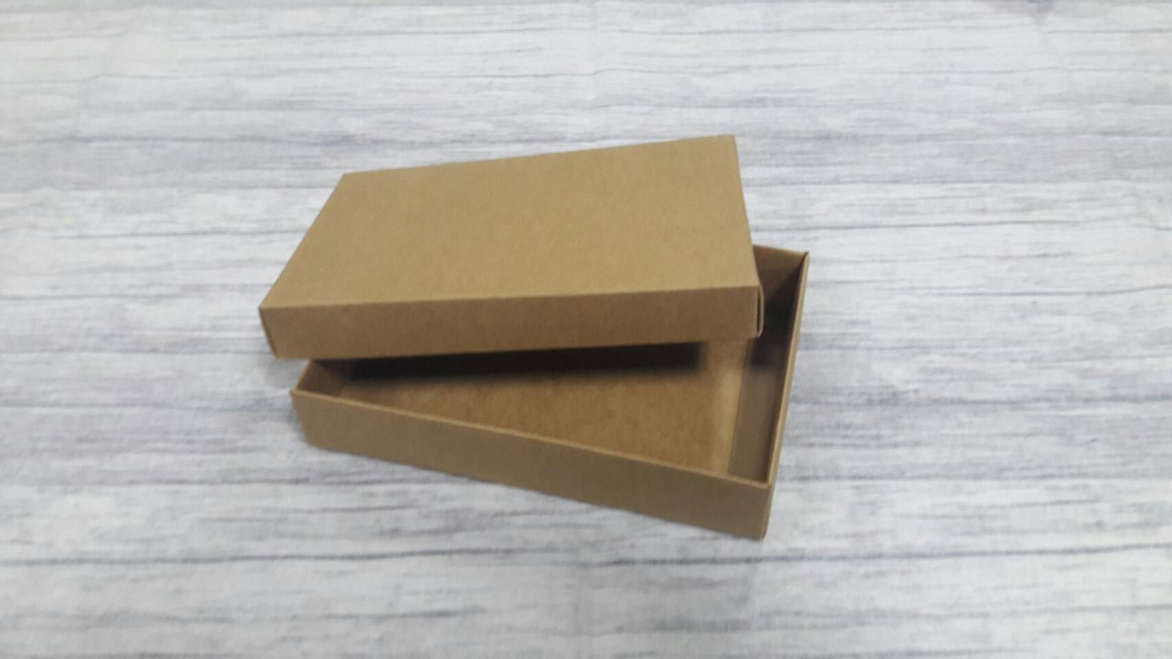 กล่องฝาครอบ กล่องของขวัญ กล่องแบบมีฝาครอบ กล่องอเนกประสงค์ ขนาด 10 x 15 x 3 ซม. สีคราฟท์น้ำตาลเข้ม ราคา 265 บาท ต่อแพ็ค (20 ใบ)