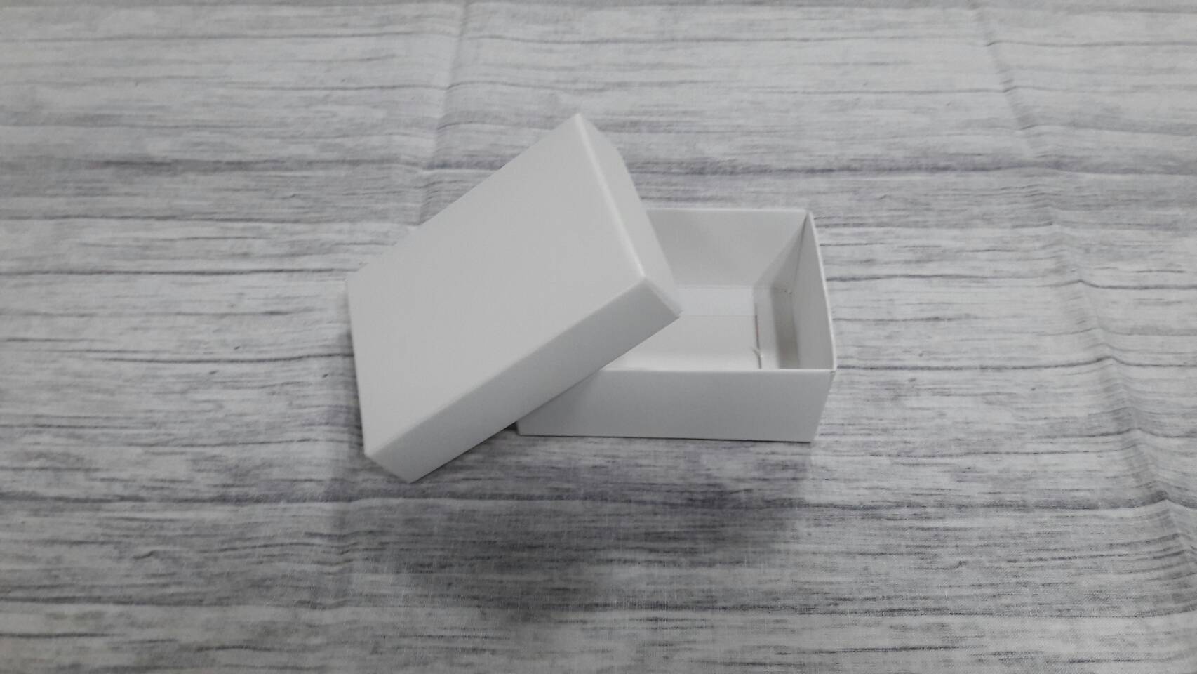 กล่องของขวัญ กล่องฝาครอบ ขนาด 6.5x8.7x3.3 ซม.กล่องของที่ระลึก กล่องอเนกประสงค์ กล่องของใช้ กล่องใส่ผ้าไหม สีขาว ราคา 195 บาท/20 ใบ