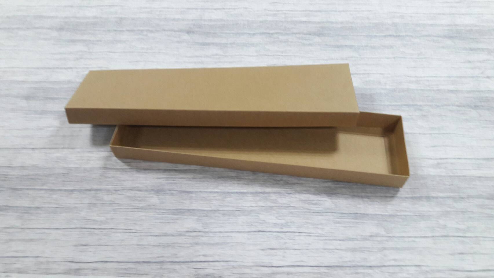 กล่องของขวัญ กล่องฝาครอบ กล่องขนม กล่องอเนกประสงค์ สีคราฟท์น้ำตาลเข้ม ขนาด 9.5x37.5x3 ซม. (แบบฝาทึบ) ราคา 380 บาทต่อแพ็ค (20 ใบ)