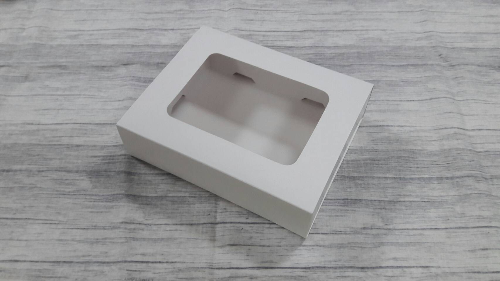 กล่องสไลด์ กล่องของขวัญ กล่องของที่ระลึก กล่องอเนกประสงค์ กล่องแบบฝาสไลด์ ขนาด 15.0x19.0x5.0 ซม.สีขาว (หน้าต่างพลาสติก) ราคา 395 บาทต่อแพ็ค(20 ใบ)