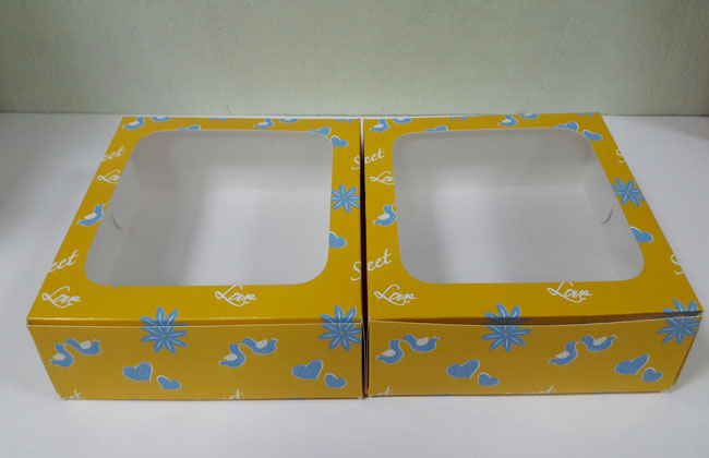 กล่องบราวนี่ กล่องชิฟฟ่อน กล่องช๊อกโกแลต กล่องพาย กล่องขนมเปี๊ยะ ลายสีเหลืองฟ้า ขนาด 15.0 x 15.0 x 5.0 ซม. ราคา 160 บาทต่อแพ็ค (20ใบ)