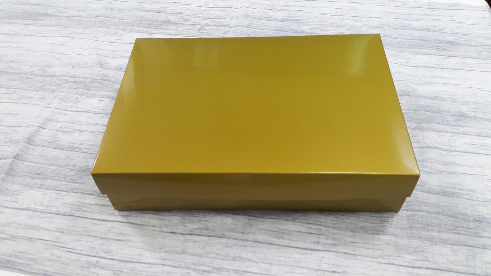 กล่องฝาครอบ กล่องแบบมีฝาครอบ กล่องของขวัญ กล่องอเนกประสงค์ ขนาด 20.5 x 30.0 x 7.0 cm. สีทอง ขัดเงา (แบบฝาทึบ) ราคา 635 บาท ต่อแพ็ค (20 ใบ)