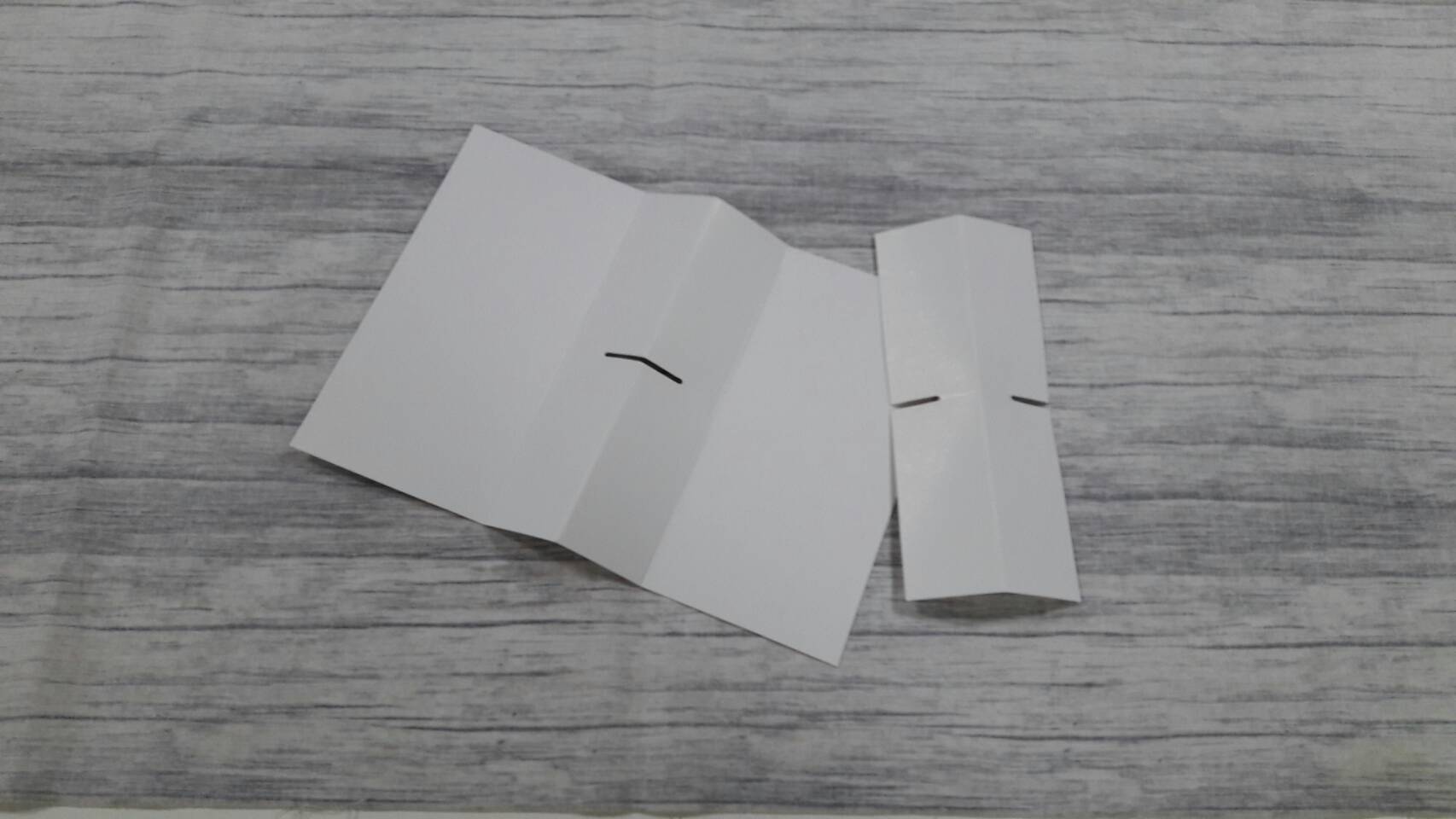 ฐานกั้นสินค้า ตัวกั้นสินค้า 4 ช่อง (แต่ละช่อง 8.6x8.6x4 ซม.) สีขาว ขนาด 17.5 x 17.5 x 4.0 ซม.(เมื่อพับขึ้นรูป) ราคา 115 บาทต่อแพ็ค(20 ชิ้น) (ใช้กับกล่องของที่้ร้าน)