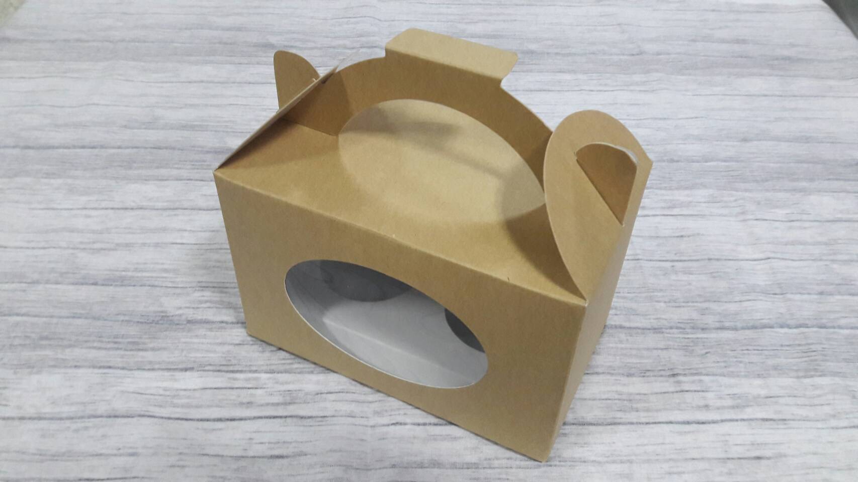 กล่องคัพเค้ก 2 ชิ้น มีหูหิ้ว สีคราฟท์น้ำตาลอ่อน แบบมีหน้าต่าง พร้อมฐานรองคัพเค้ก ขนาด 10.0 x 16.3 x สูง 10.0 ซม. ราคา 210 บาทต่อแพ็ค (20ใบ)