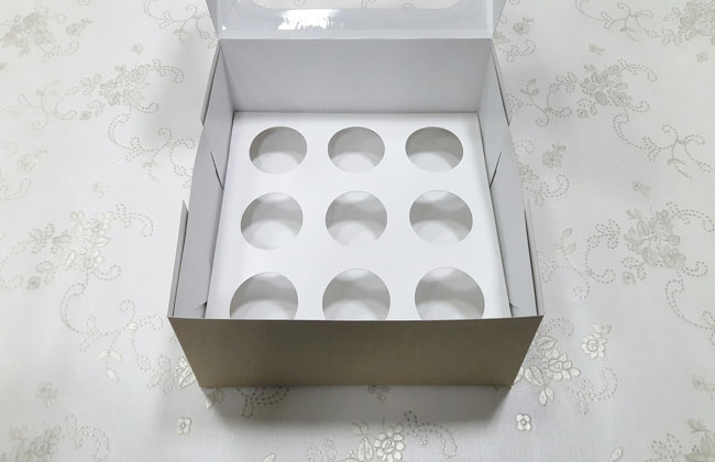 กล่องคัพเค้ก กล่องคัพเค้ก 9 ชิ้น สีคราฟท์น้ำตาลอ่อน พร้อมฐานคัพเค้ก 9 ช่อง (ช่องกว้าง 5.5 ซม.) ราคา 490 บาท ต่อแพ็ค (20ใบ)