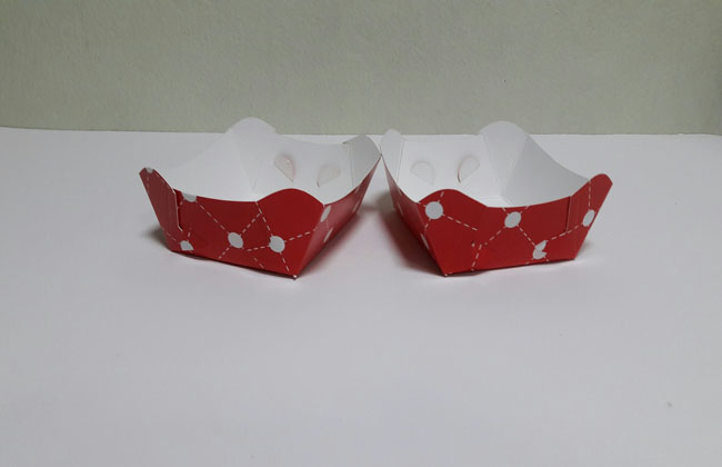 ถาดใส่ขนม ถาดขนมปัง ถาดชิม ถาดอาหาร ลายแดงจุด ขนาด 7.0 x 8.0 x สูง 4.0 ซม.ราคา 100 บาทต่อแพ็ค (100ชิ้น)