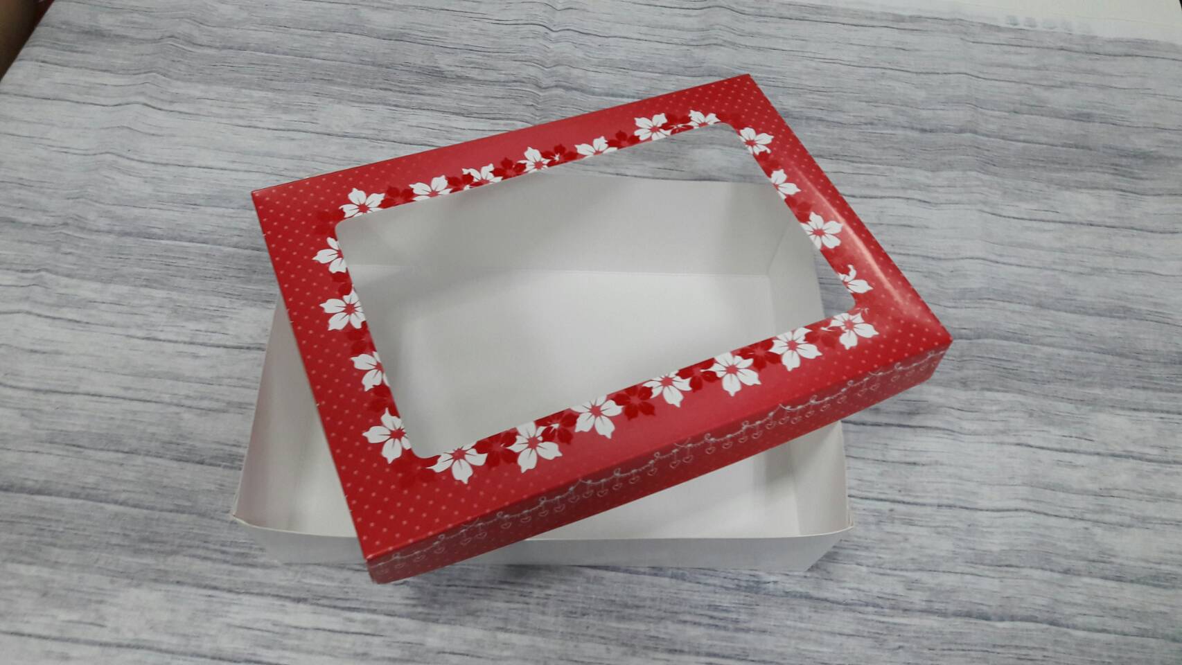 กล่องใส่สินค้าเอนกประสงค์ กล่องใส่พวงมาลัย กล่องใส่สินค้าถักโครเช กล่องใส่ผ้าขนหนู กล่องใส่เสื้อผ้า กล่องใส่ผ้าบาติก กล่องใส่สินค้า กล่องใส่ของที่ระลึก สีขาว ฝาครอบลายสีแดง size 23.4x16.3x6.5ซม.ราคา 425 บาท (20 ใบ) (รวมค่าจัดส่งแล้ว)