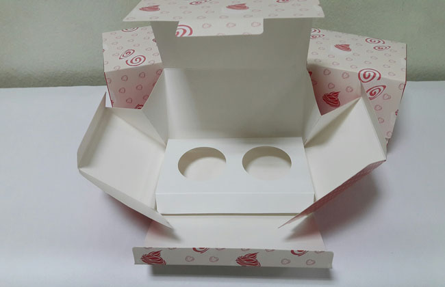 กล่องคัพเค้ก 2 ชิ้น ลายสีแดง ครีมชมพู (พร้อมฐานรองคัพเค้ก) ขนาด 9 x 16.8 x 9 ซม.ราคา 220 บาท ต่อแพ็ค (20ใบ) (ช่องคัพเค้กกว้าง 5.5 ซม.)