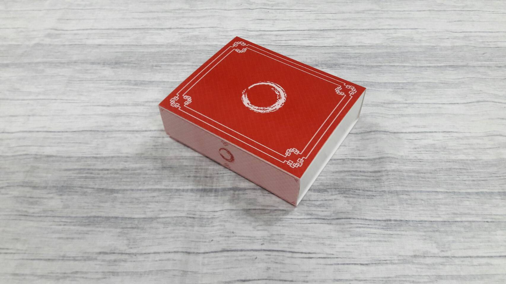 กล่องสไลด์ กล่องของขวัญ กล่องของที่ระลึก กล่องอเนกประสงค์ กล่องแบบฝาสไลด์ลายสีแดงเข้ม ขนาด 10.7x12.7x3.4 ซม. ราคา 215 บาท (20 ใบ ต่อแพ็ค)