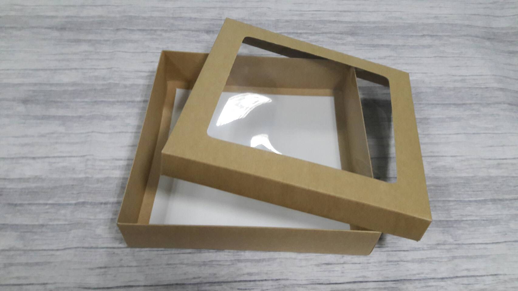 กล่องของขวัญ กล่องแบบมีฝาครอบ กล่องอเนกประสงค์ ขนาด 24 * 24 * 5 ซม. สีคราฟท์น้ำตาลอ่อน แบบมีหน้าต่างพลาสติก ราคา 580 บาท ต่อแพ็ค (20 ใบ)