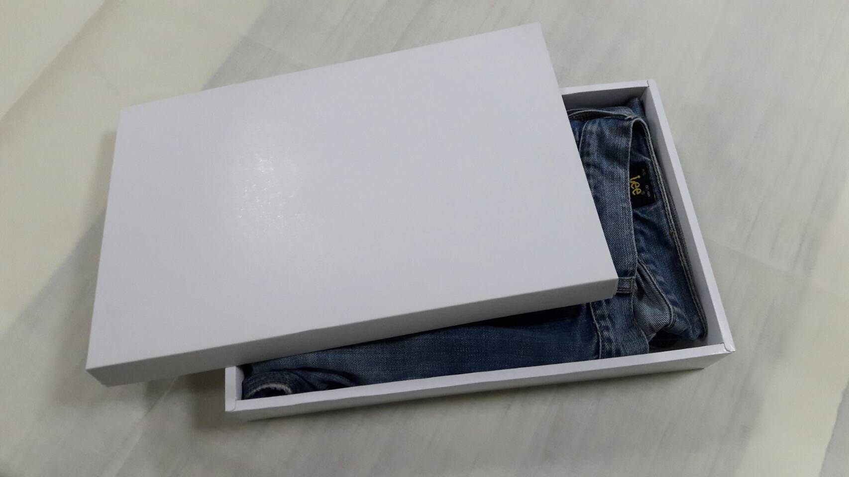 กล่องอเนกประสงค์ กล่องฝาครอบ กล่องของที่ระลึก กล่องของขวัญ กล่องใส่ผ้าไหม กล่องใส่กางเกงยีนส์ สีขาว ขนาด 23 x 35 x 5 ซม.ราคา 595 บาท(ต่อแพ็ค 20 ใบ)