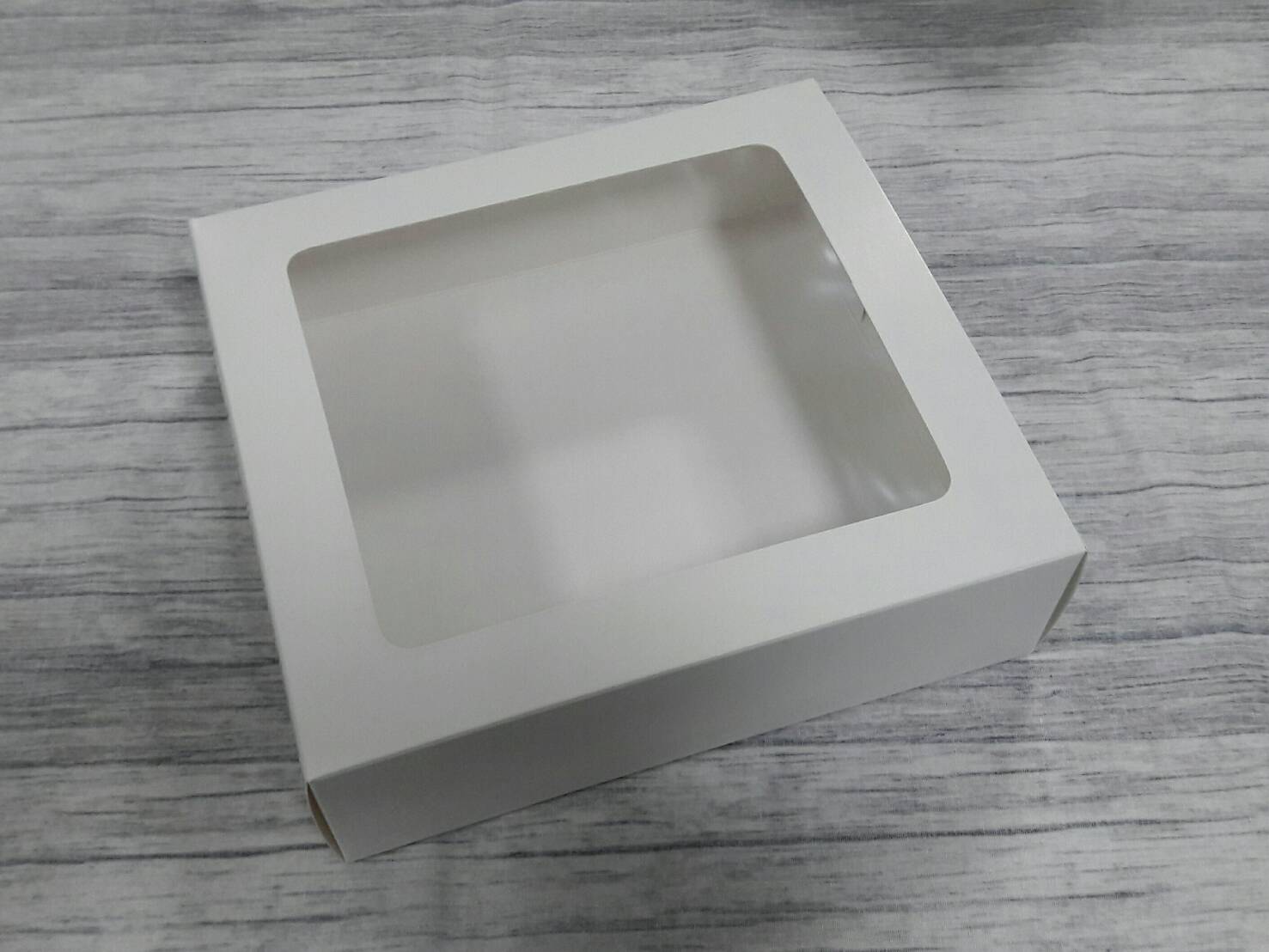 กล่องของขวัญ กล่องอเนกประสงค์ กล่องของที่ระลึก กล่องเครื่องสำอางค์ กล่องของใช้ กล่องแบบฝาหัวท้าย สีขาว ขนาด 6.0x19.3x21.0 ซม.แบบมีหน้าต่างพลาสติก ราคา 280 บาท(20 ใบ)