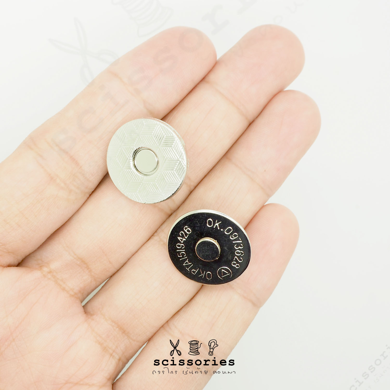 แม่เหล็ก ตัวบาง หน้าลาย 18 MM สีเงิน/2ตัว