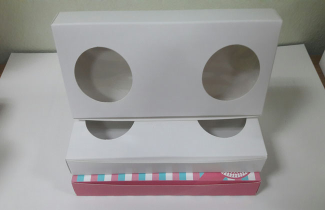 กล่องบราวนี่ 3-4 ชิ้น กล่องทรงแบน กล่องช็อคโกแลต กล่องขนม สีขาว กว้าง 10.0 x ยาว 22.0 x สูง 3.0 ซม. ราคา 120 บาท ต่อแพ็ค (20 ใบ)