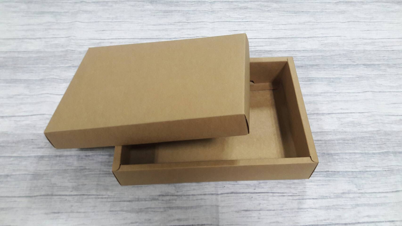 กล่องของขวัญ กล่องฝาครอบ กล่องอเนกประสงค์ สีคราฟท์น้ำตาลเข้ม ขนาด 16.2x22.5x4.5 ซม. (แบบฝาทึบ) ราคา 385 บาทต่อแพ็ค(20 ใบ)