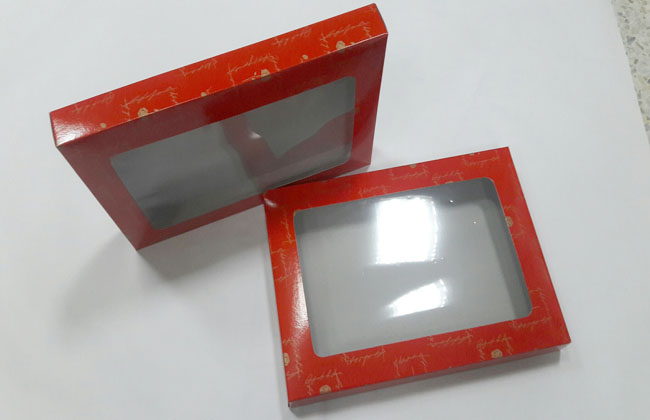 กล่องผ้าขนหนู กล่องผ้าห่ม กล่องสินค้าเอนกประสงค์ ขนาด 25.50 x 36.30 x 4.00 cm. สีแดงลายดอกไม้สีทอง แบบฝา 2 ข้าง (ฝาหัวท้าย มีหน้าต่างพลาสติก) ราคา 510 บาทต่อแพ็ค (20ใบ)