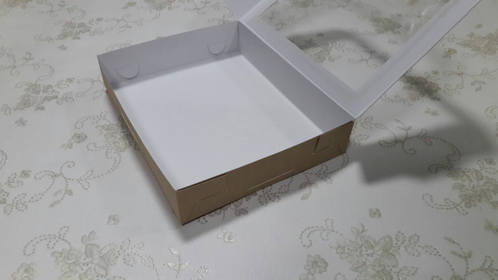 กล่องบราวนี่ กล่องชิฟฟ่อน กล่องขนมเปี๊ยะ กล่องพาย กล่องช็อกโกแลต ขนาด 20.5x26.0x5.0 ซม.สีคราฟท์น้ำตาลอ่อน ราคา 285 บาทต่อ 20ใบ(กระดาษหนา 300แกรม)