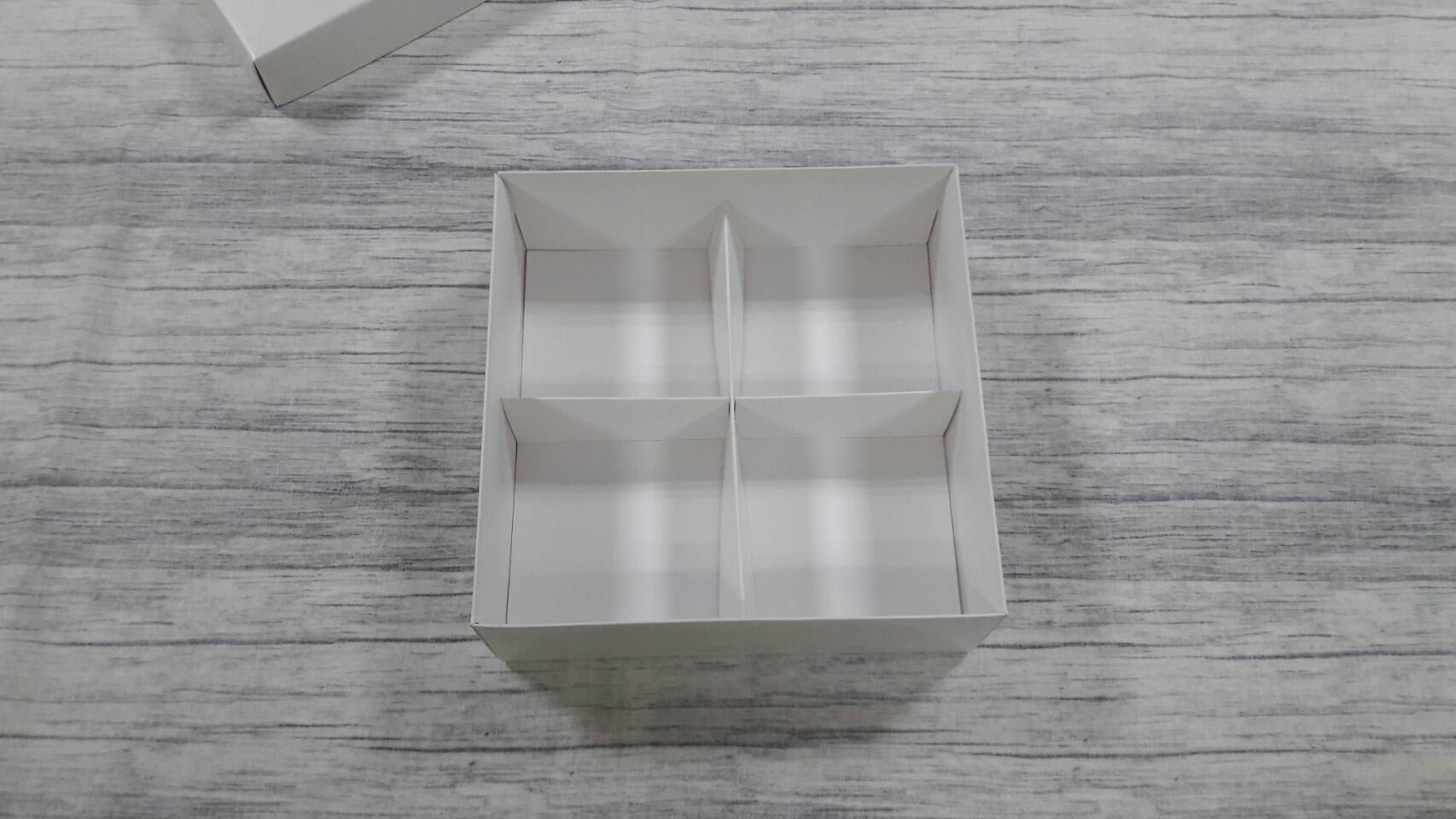 ฐานกั้นสินค้า ตัวกั้นสินค้า 4 ช่อง (แต่ละช่อง 8.6x8.6x4 ซม.) สีขาว ขนาด 17.5 x 17.5 x 4.0 ซม.(เมื่อพับขึ้นรูป) ราคา 115 บาทต่อแพ็ค(20 ชิ้น) (ใช้กับกล่องของที่้ร้าน)