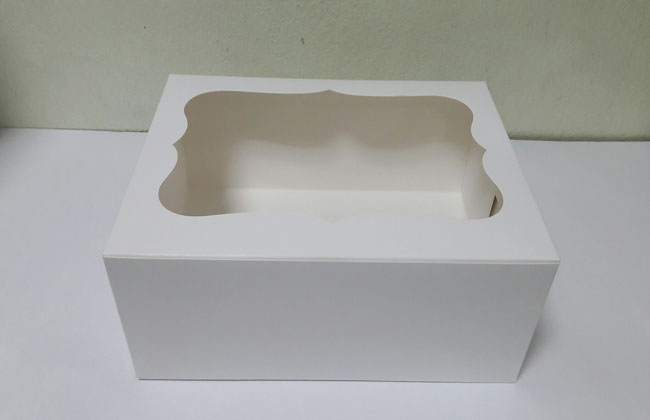 กล่องคัพเค้ก 6 ชิ้น กล่องคัพเค้ก สีขาว (แบบมีหน้าต่างพลาสติก) พร้อมฐานรองคัพเค้ก 6 ช่อง (ขนาดช่องกว้าง 5.5 ซม.) ราคา 255 บาทต่อแพ็ค (20ใบ)