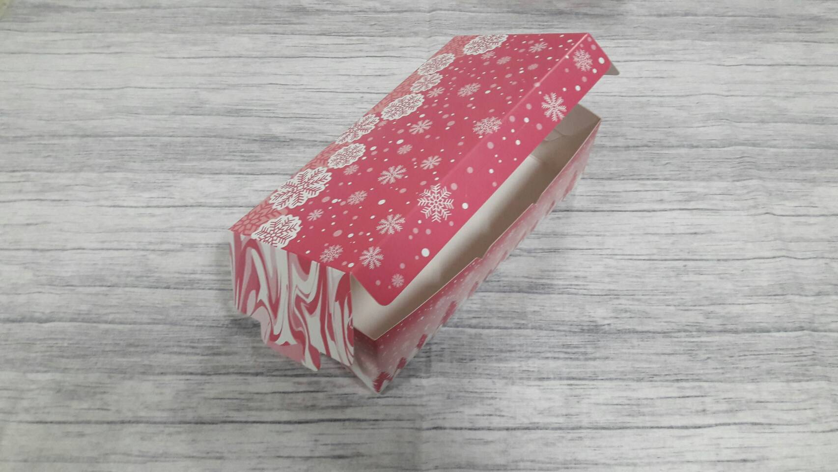 กล่องขนม กล่องเค้ก กล่องคัพเค้ก กล่องชิฟฟ่อน กล่องช้อคโกแล็ต กล่องคุ๊กกี้ กล่องอเนกประสงค์ ขนาด 10.5x20.5x6.5 ซม.ไม่มีหน้าต่าง (ฝาทึบ) ลายสีชมพู ราคา 145 บาทต่อแพ็ค (20 ใบ)