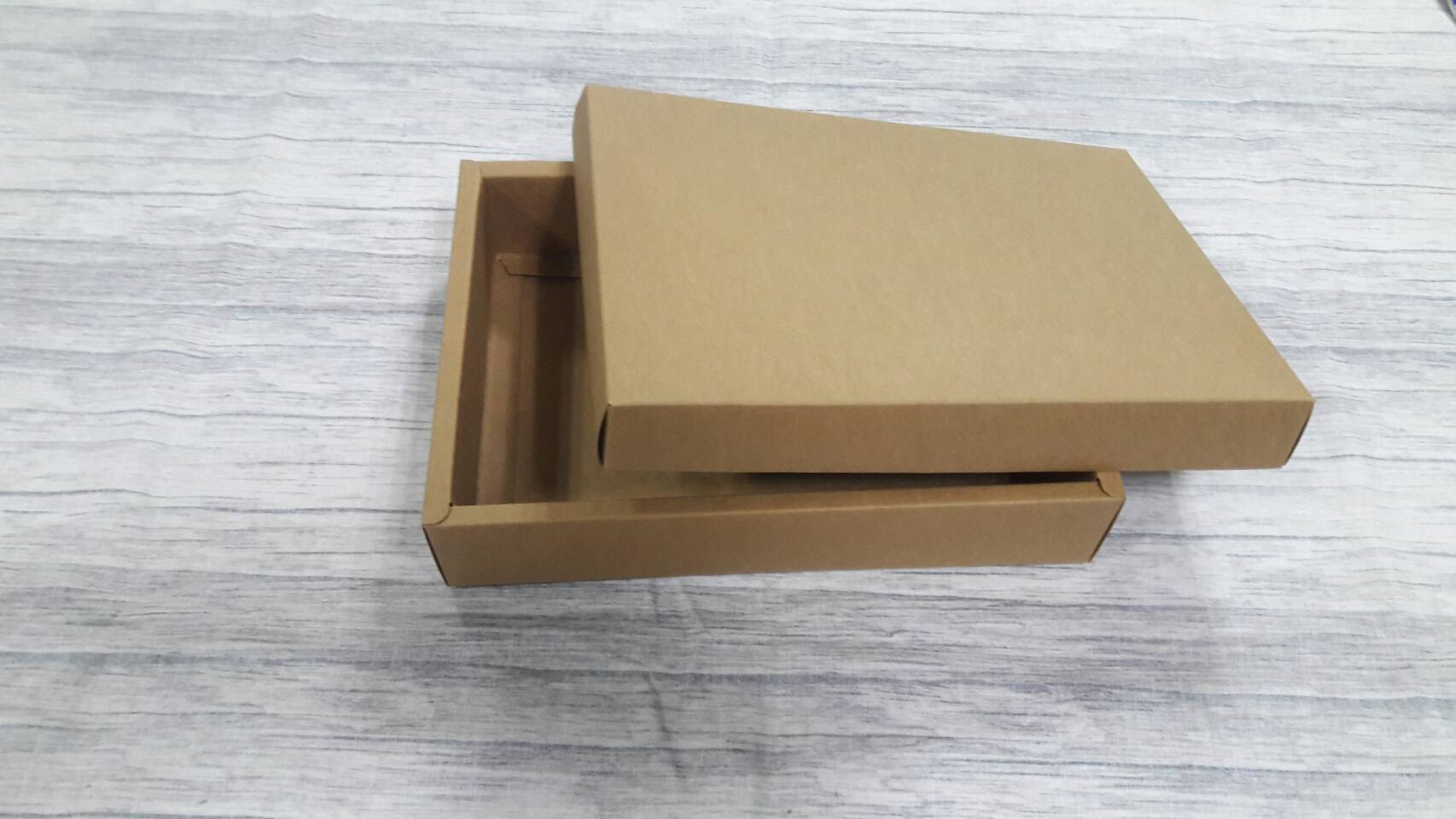 กล่องของขวัญ กล่องฝาครอบ กล่องอเนกประสงค์ สีคราฟท์น้ำตาลเข้ม ขนาด 16.2x22.5x4.5 ซม. (แบบฝาทึบ) ราคา 385 บาทต่อแพ็ค(20 ใบ)