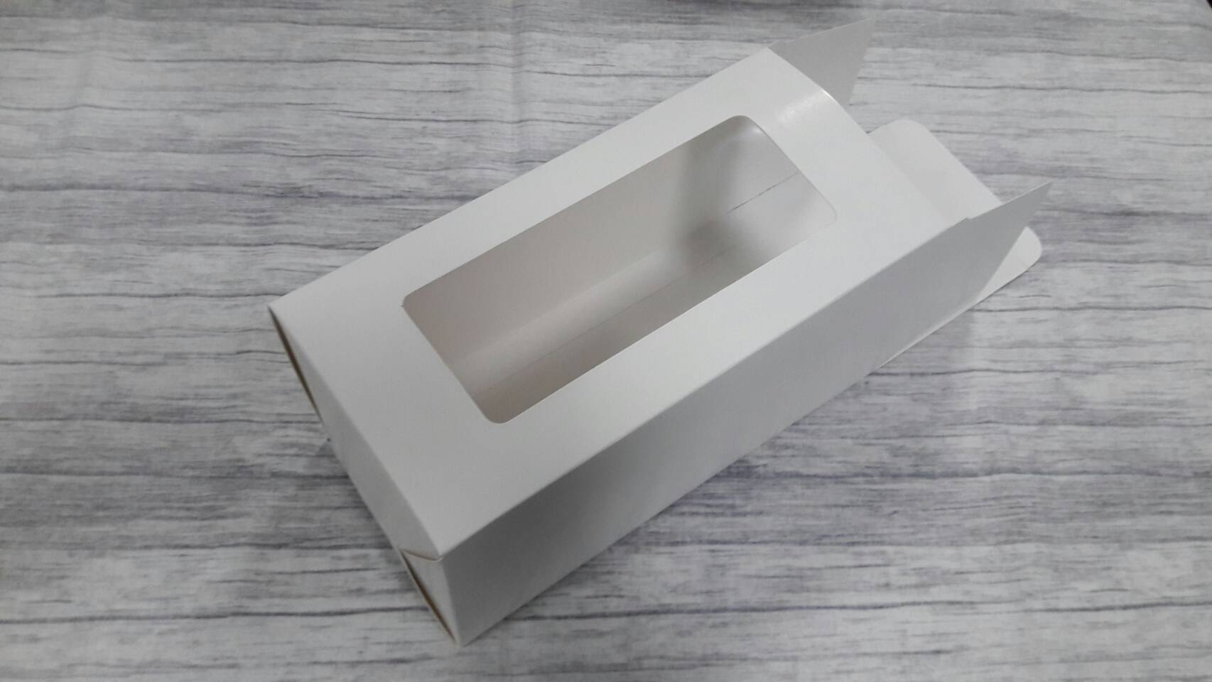 กล่องอเนกประสงค์ แบบทรงฝาปิดเปิด ท้ายก้นขัด กล่องของขวัญ กล่องเครื่องสำอางค์ สีขาว ขนาด 11x11x22.7 ซม. (มีหน้าต่างพลาสติก) ราคา 295 บาทต่อแพ็ค (20 ใบ)