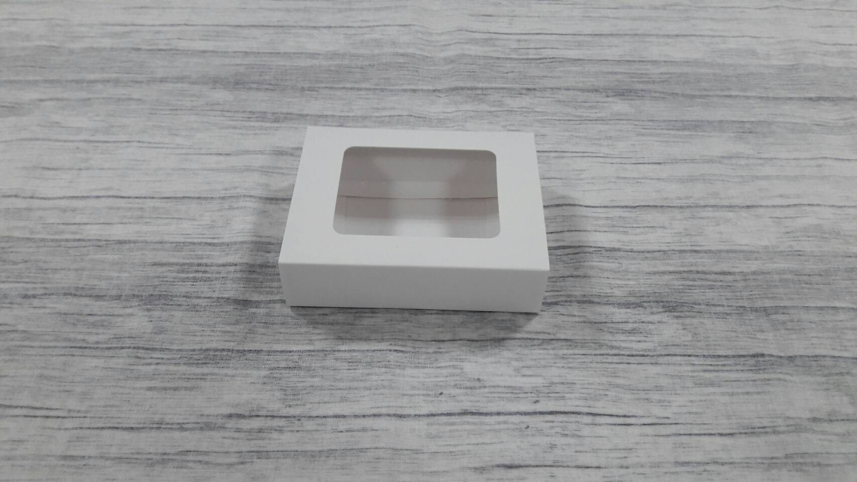 กล่องสไลด์ กล่องของขวัญ กล่องของที่ระลึก กล่องอเนกประสงค์ กล่องสบู่ กล่องขนม กล่องแบบฝาสไลด์ สีขาว (หน้าต่างพลาสติก) ขนาด 8.2x10.2x2.7 ซม. ราคา 200 บาท (20 ใบ ต่อแพ็ค)