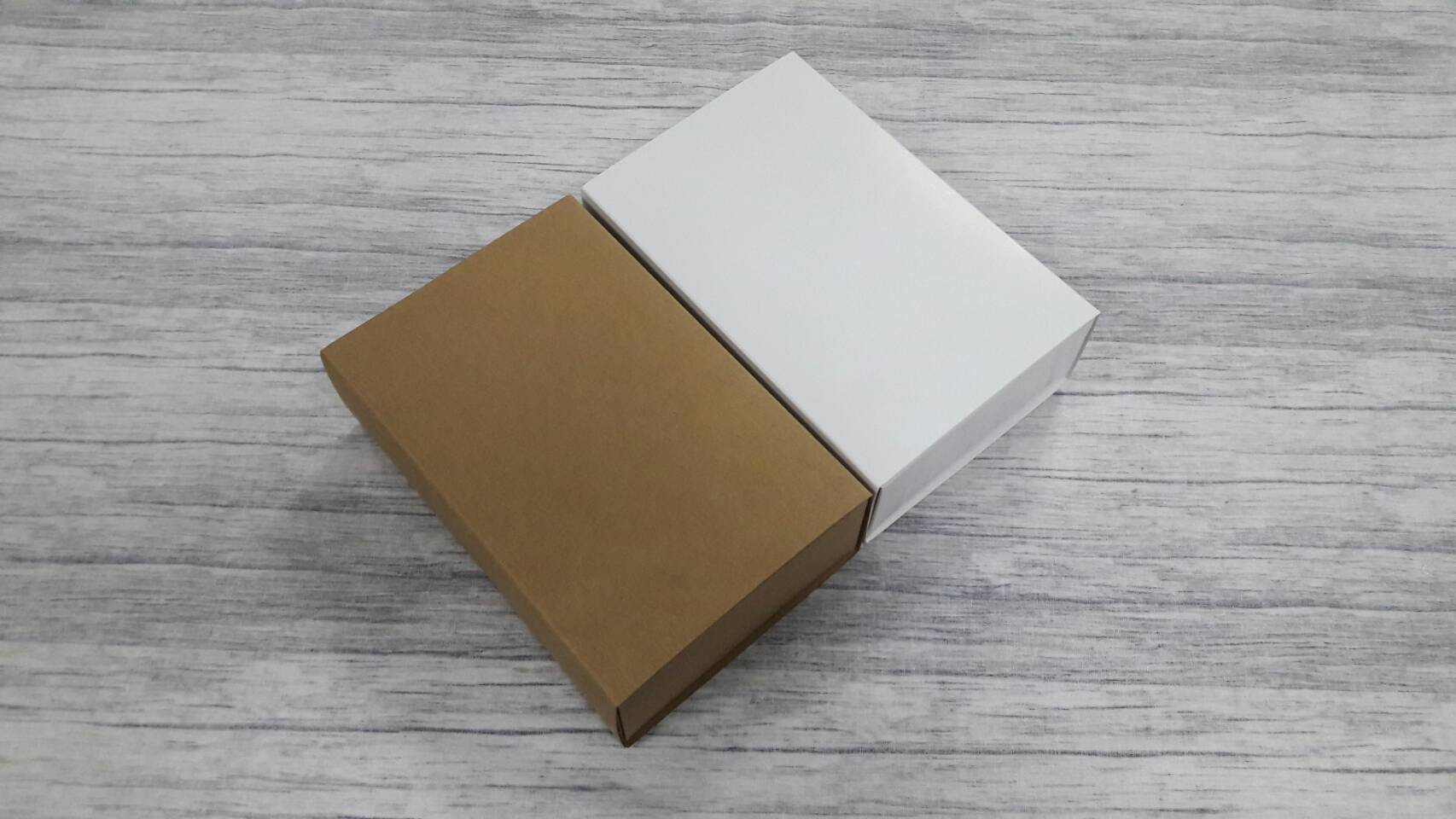 กล่องสไลด์ กล่องของขวัญ กล่องของที่ระลึก กล่องอเนกประสงค์ กล่องแบบฝาสไลด์ สีขาว ขนาด 11.4 x 17.4 x5.0 ซม. ราคา 320 บาท (20 ใบ ต่อแพ็ค)