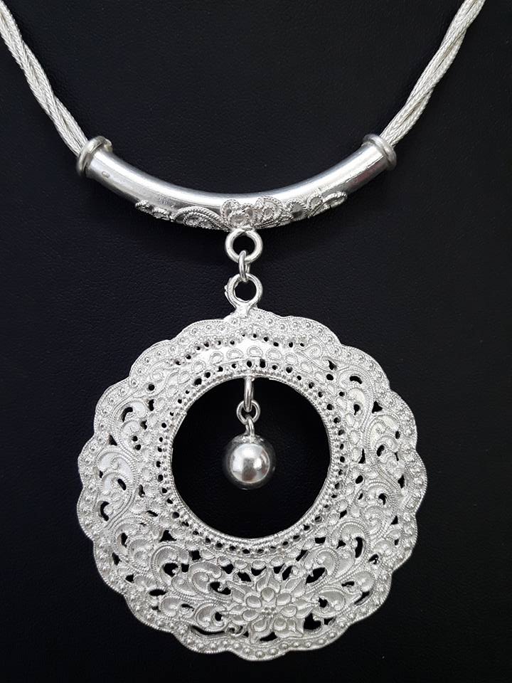 สร้อยคอ พร้อมจี้ ลายฉลุ