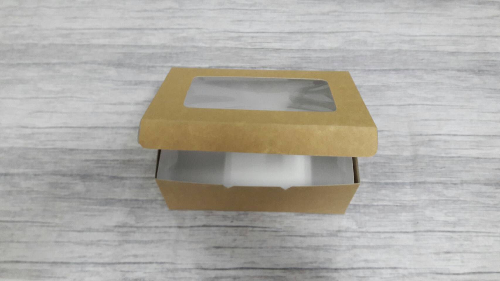 กล่องขนม กล่องเค้ก กล่องคัพเค้ก กล่องชิฟฟ่อน กล่องช้อคโกแล็ต กล่องคุ๊กกี้ขนาด 12.0x17.5x7.5 ซม.สีคราฟท์น้ำตาลอ่อน แบบมีหน้าต่างพลาสติก ราคา 175 บาทต่อแพ็ค(20 ใบ)