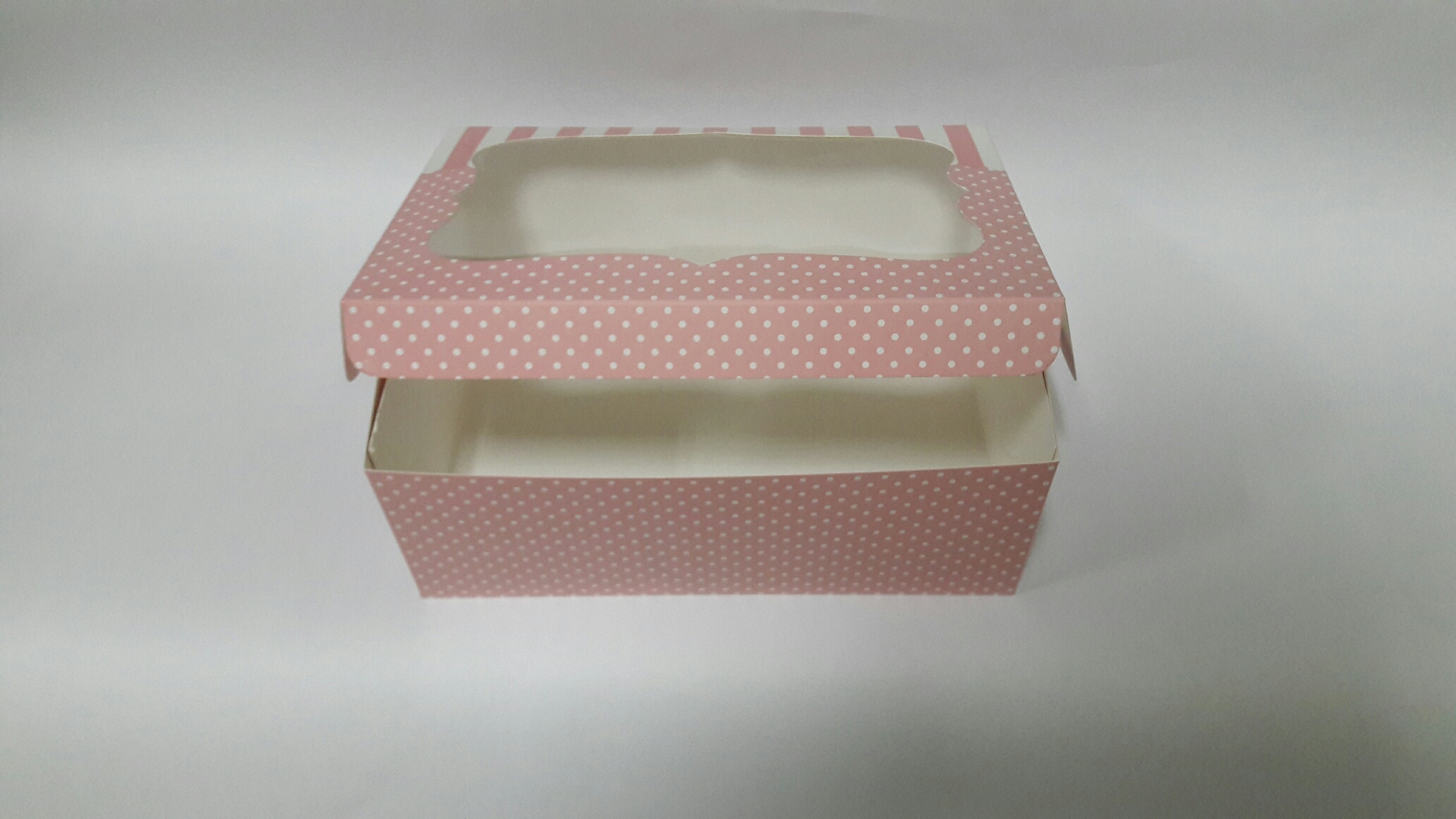 กล่องเค้ก กล่องคัพเค้ก 6 ชื้น กล่องขนม กล่องเค้กครึ่งปอนด์ กล่องเบเกอรี่ ลายชมพูจุด 16x22.6x9ซม.ราคา 320 บาท (20ใบ/แพ็ค)