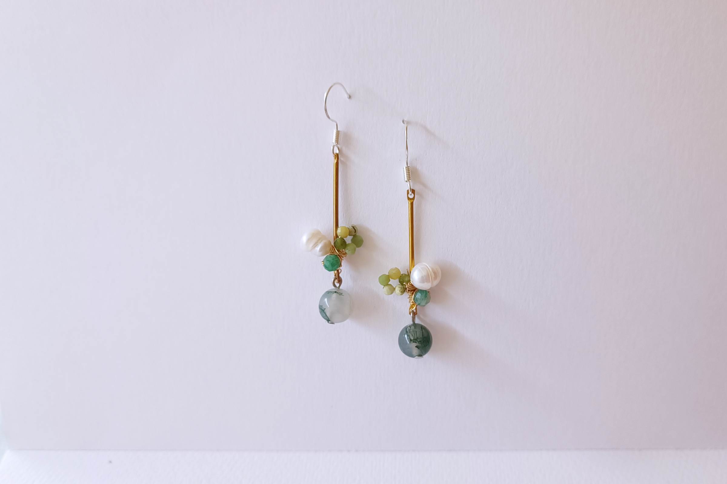 ต่างหูหินแท้ "Little Vivian" Moss Agate Earring (เสริมพลังขับเคลื่อนสุขภาพแข็งแรง)
