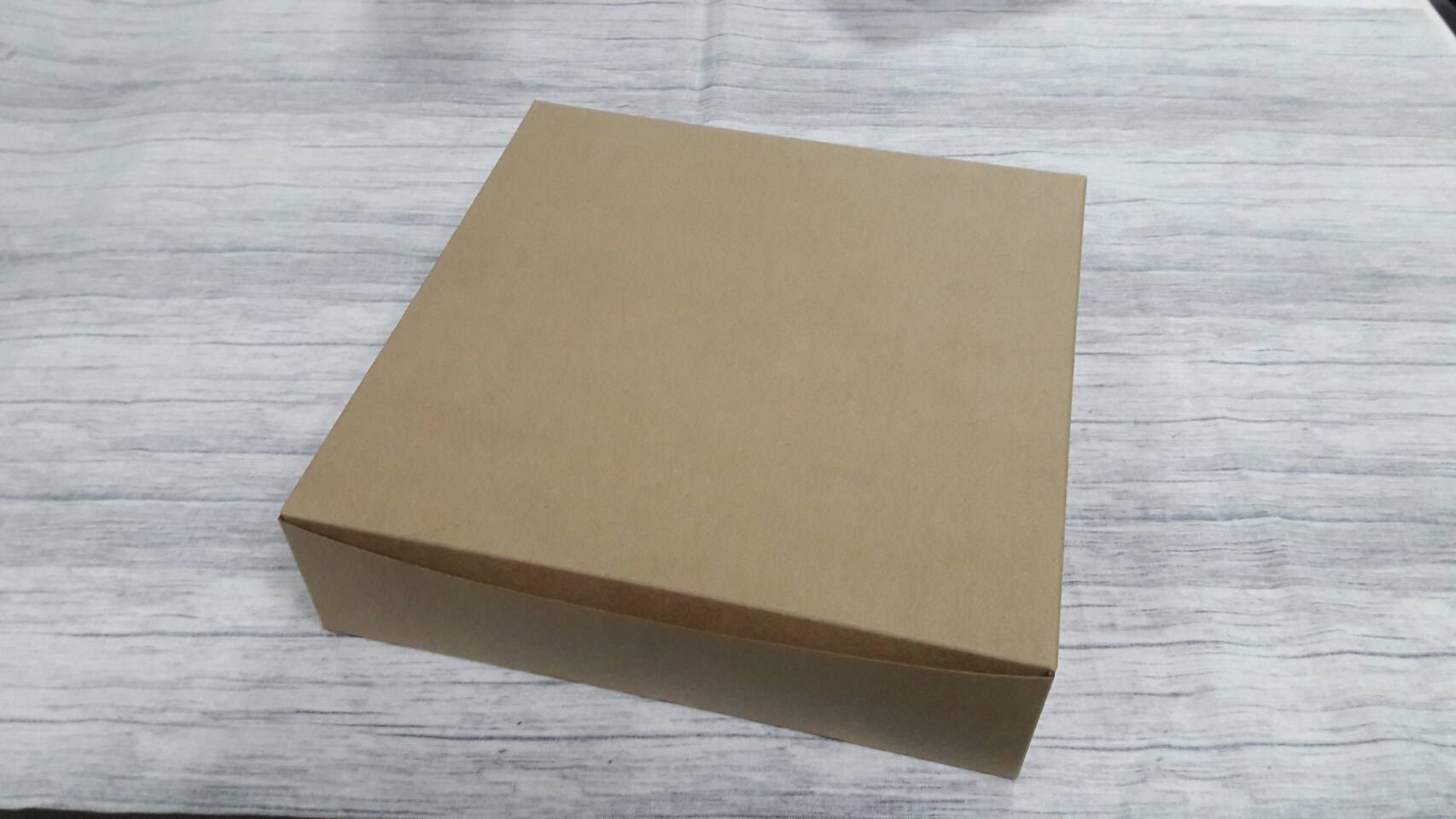 กล่องไม่มีหน้าต่าง (ฝาทึบ) 24.5x24.5x6.5 ซม.กล่องเค้ก 2 ปอนด์ทรงเตี้ย กล่องคัพเค้ก กล่องขนม สีคราฟท์น้ำตาลเข้ม ราคา 275 บาทต่อแพ็ค (20ใบ)