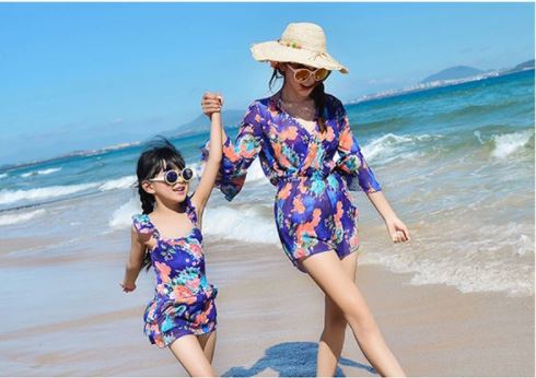ชุดว่ายน้ำคุณแม่สีน้ำเงิน ลายดอกไม้ 1 ชุด มี 3 ชิ้น เสื้อ+กางเกง+ชุดสวมคลุม (มีคู่ แม่-ลูก ด้วยค่ะ จะซื้อคู่ หรือซื้อเดี่ยว ก็ได้ค่ะ)