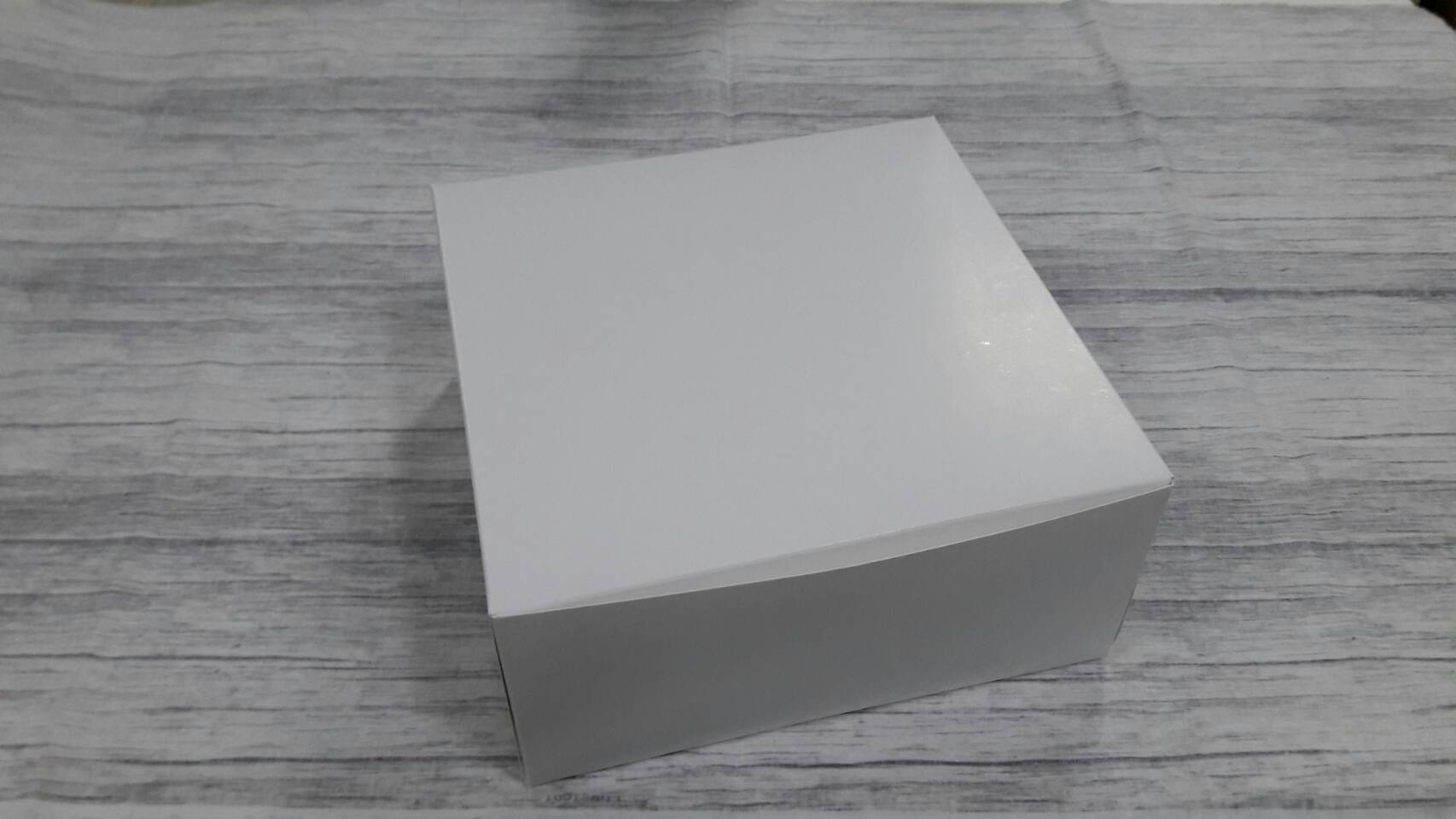 กล่องชิฟฟ่อน กล่องอเนกประสงค์ (แบบฝาทึบ) ขนาด 20.4x20.4x9.5ซม. กล่องสแน็ค กล่องขนม (กระดาษหนา 300 แกรม) สีขาว ราคา 245 บาทต่อแพ็ค (20ใบ)