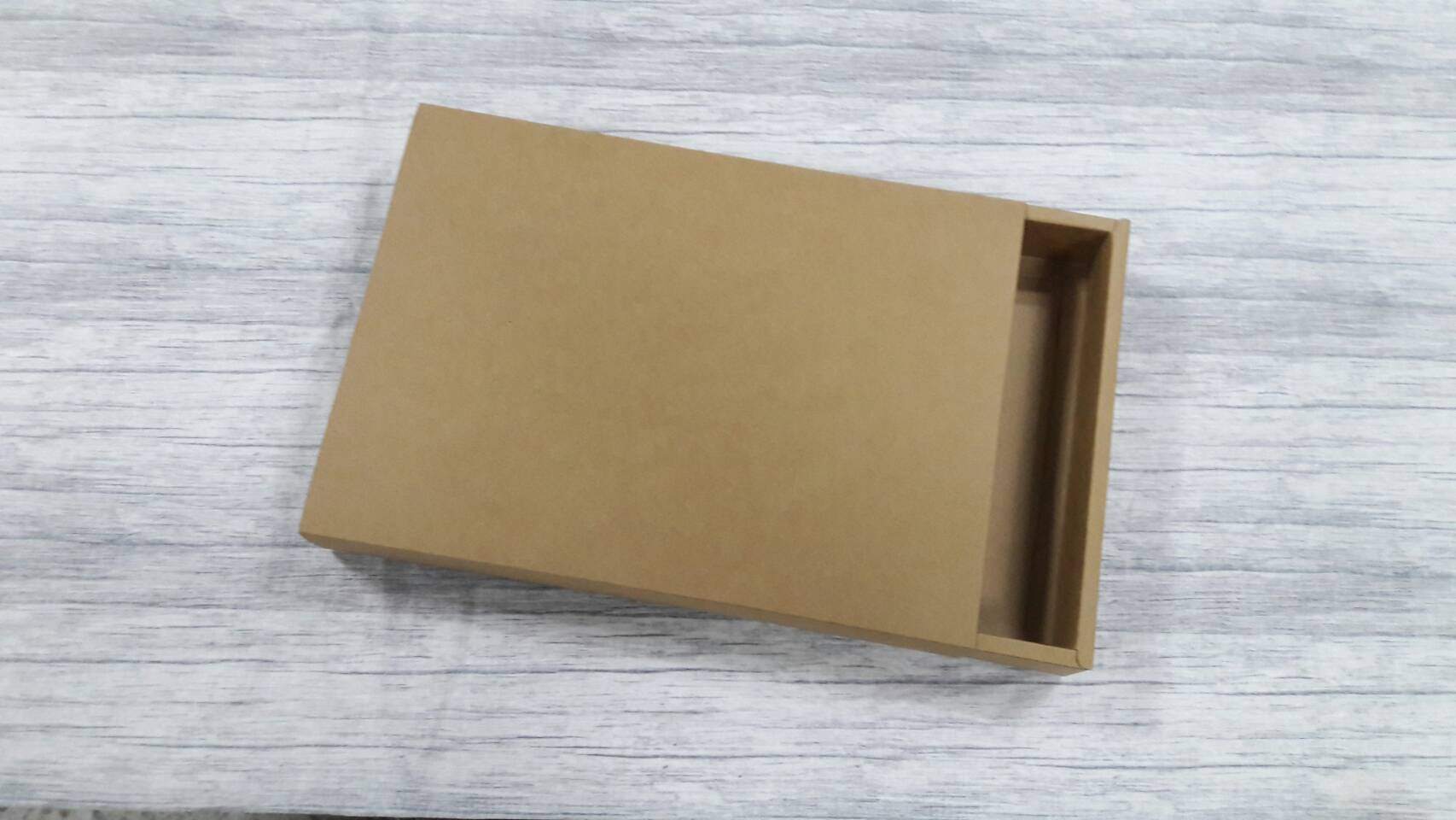 กล่องสไลด์ กล่องของขวัญ กล่องของที่ระลึก กล่องอเนกประสงค์ (ใช้ใส่ของขนาด A4 ได้) กล่องแบบฝาสไลด์ สีคราฟท์น้ำตาลเข้ม ขนาด 23.0x31.7x4.0 ซม. ราคา 575 บาท ต่อแพ็ค (20 ใบ)