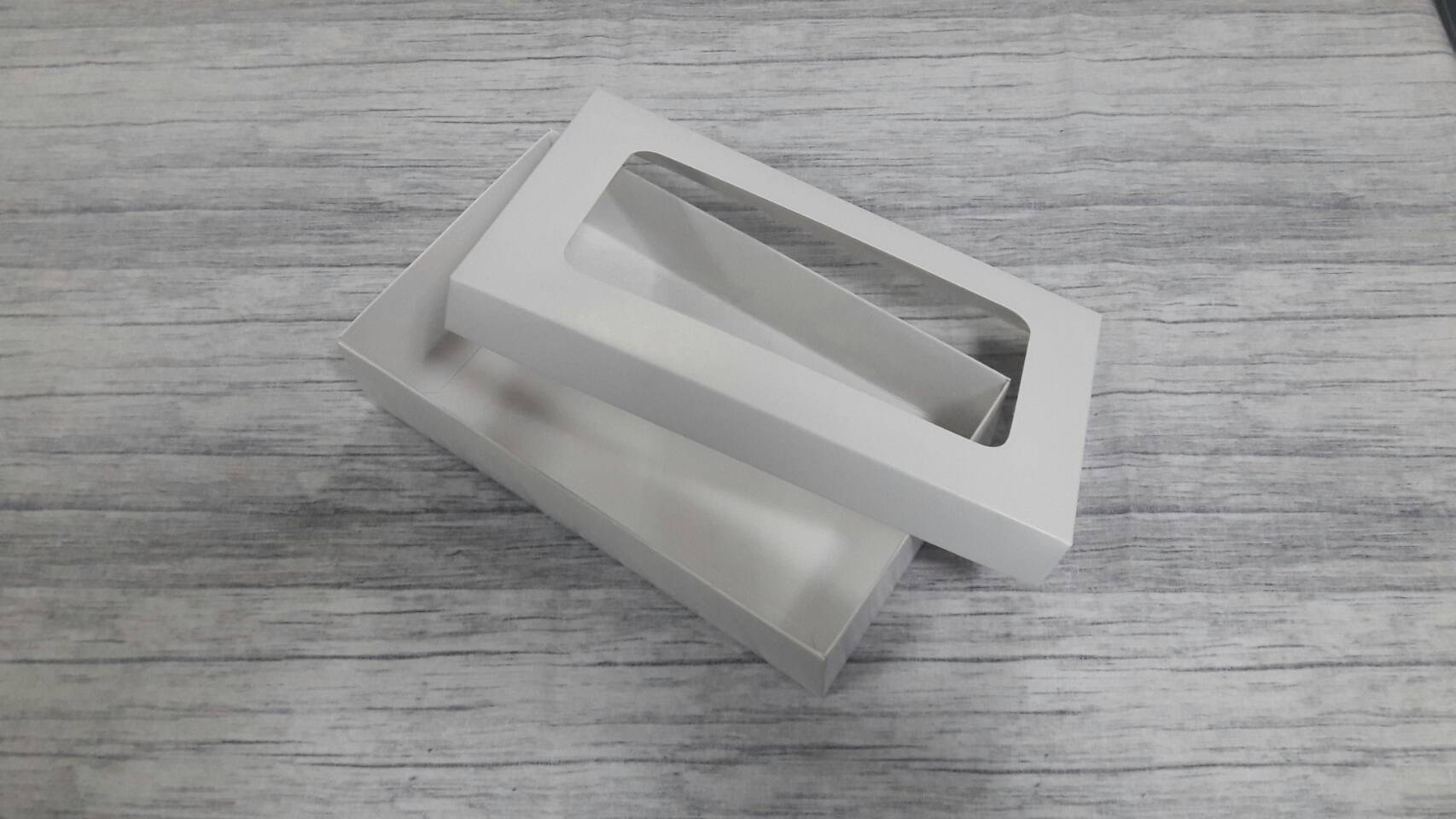 กล่องฝาครอบ กล่องของขวัญ กล่องอเนกประสงค์ ขนาด 12.5 x 22.0 x 5.0 cm. สีขาว (แบบมีหน้าต่างพลาสติก) ราคา 355 บาท ต่อแพ็ค (20 ใบ)