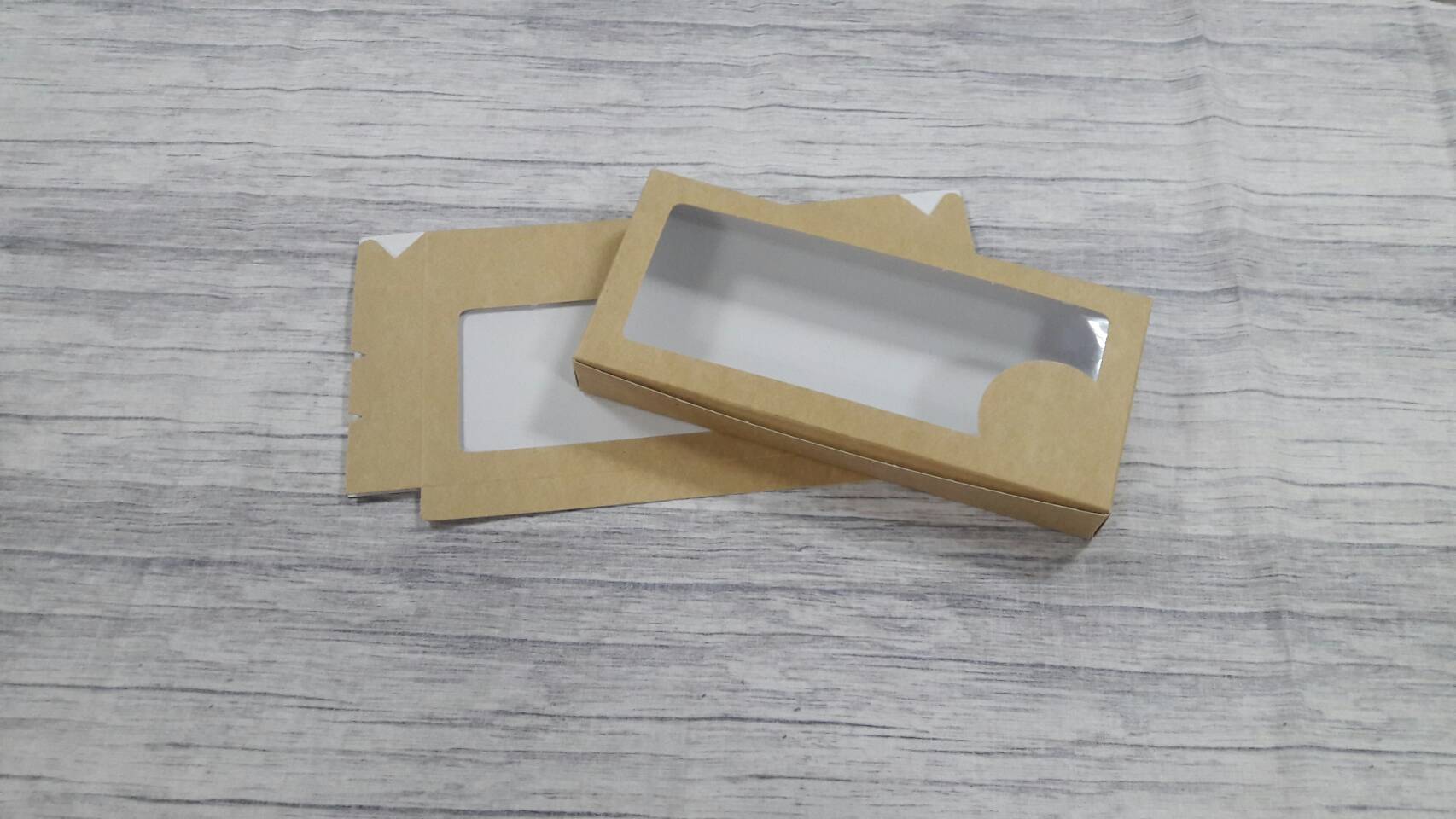 กล่องบราวนี่ 3-4 ชิ้น กล่องทรงแบน กล่องช็อคโกแลต กล่องขนมฟู้ดเกรด สีคราฟท์น้ำตาลอ่อน ขนาด 10.0x22.0x3.0ซม. ราคา 130 บาทต่อแพ็ค(20ใบ)