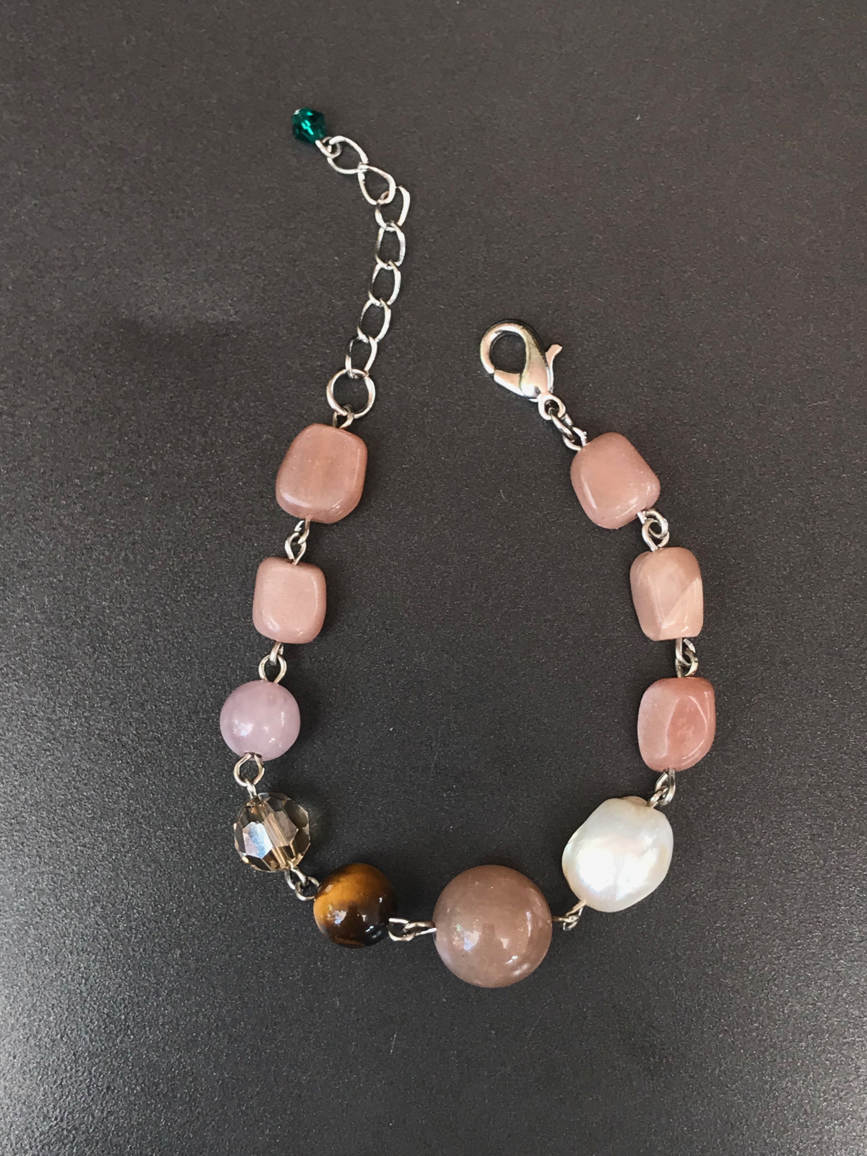 สร้อยข้อมือหินแท้ "Connected" Boost Energy Bracelet (Peach Moonstone)